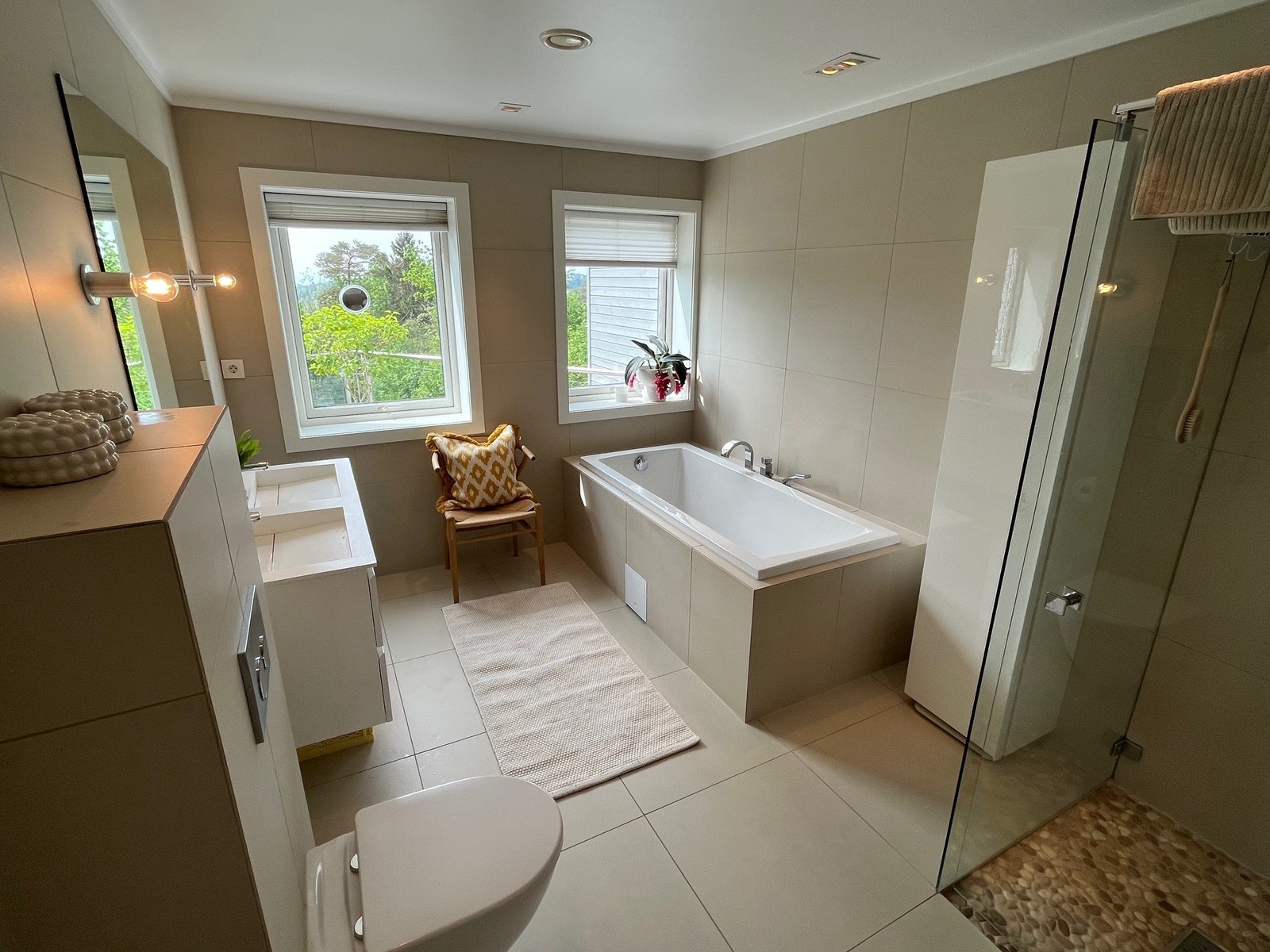 Hovedbad med badekar, dobbelvask og dusj Galleribilde