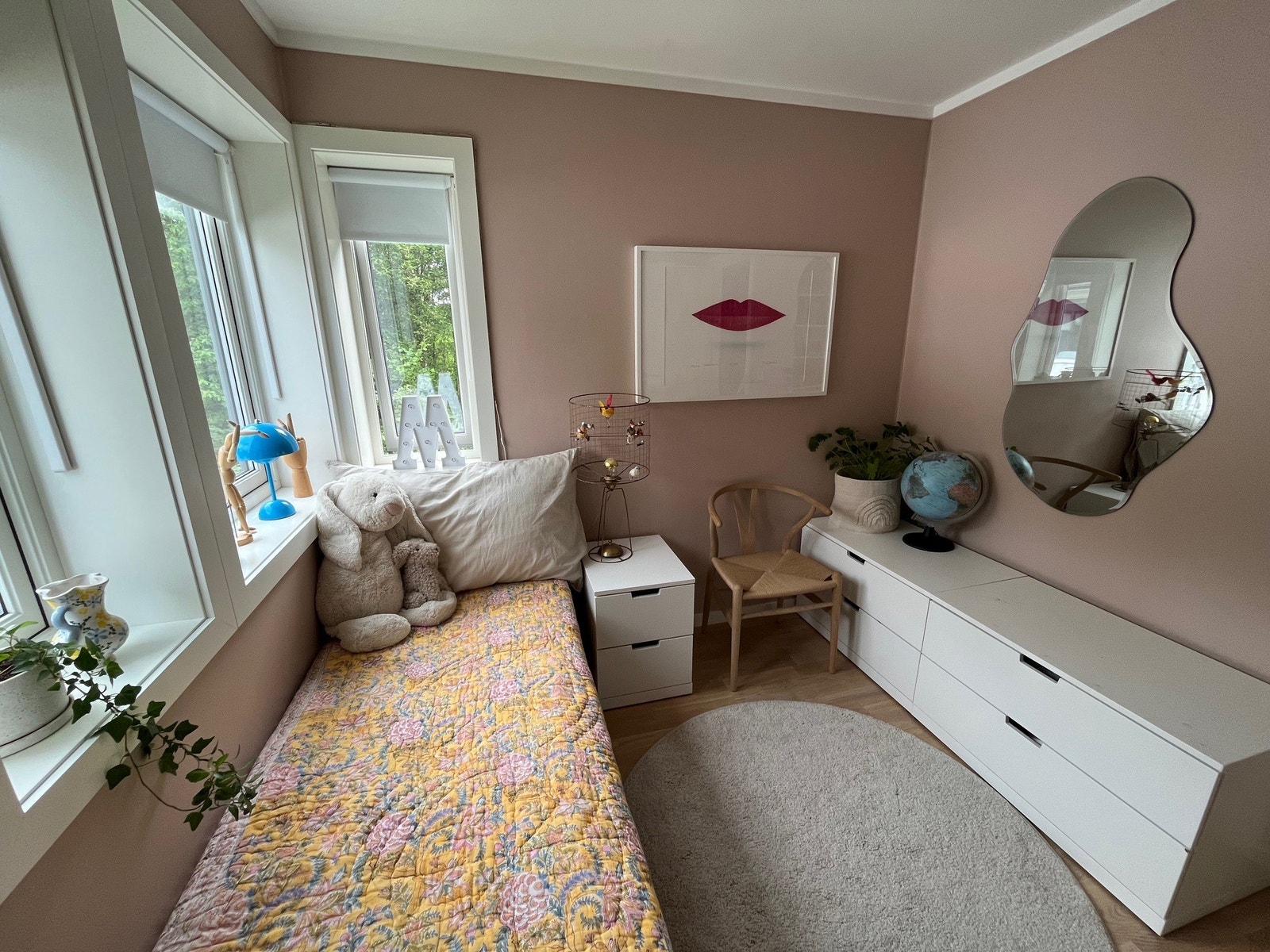 Sov 2 med utsyn mot stille hage Galleribilde