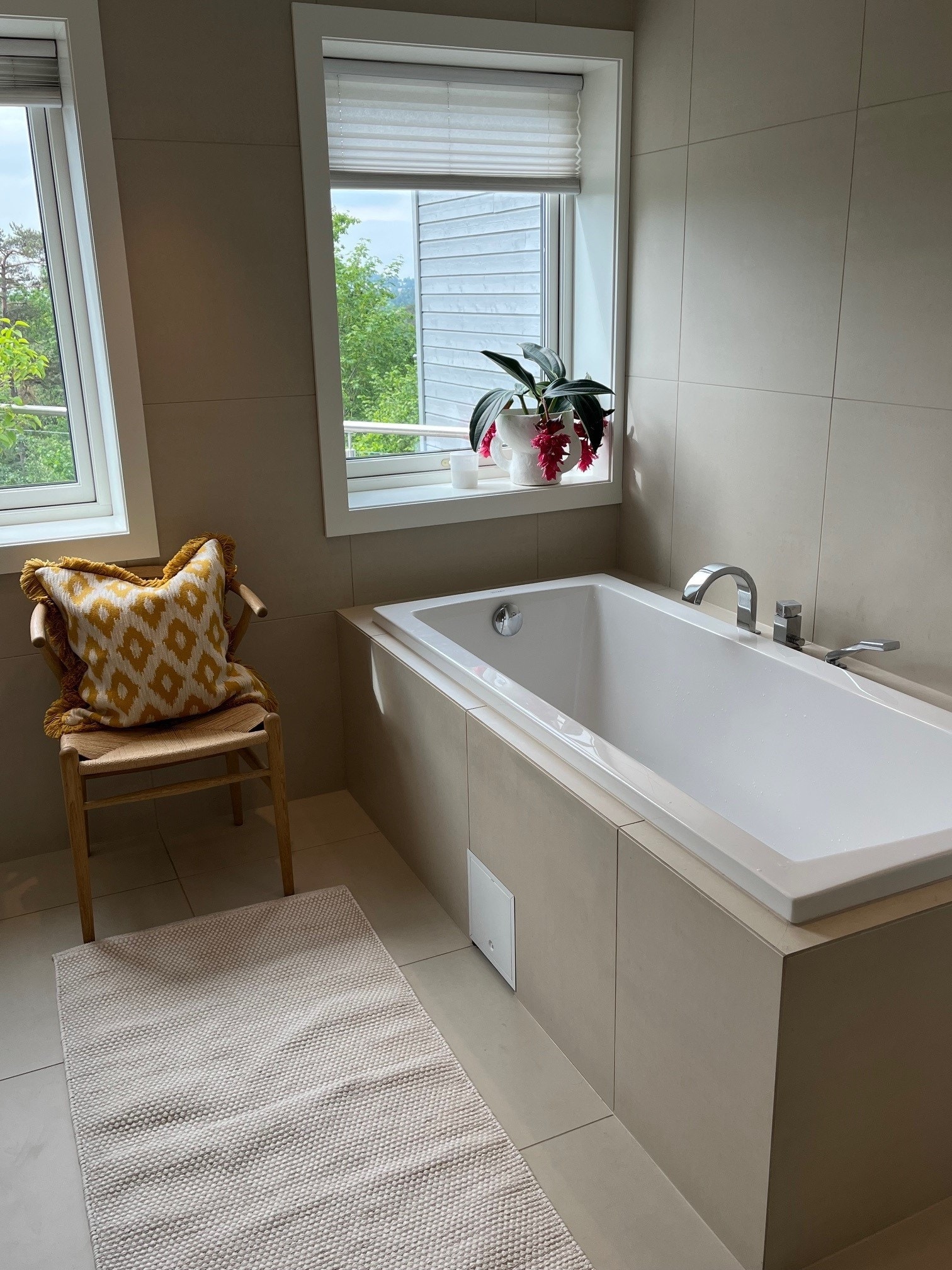 Hovedbad med badekar, store fliser og lys Galleribilde