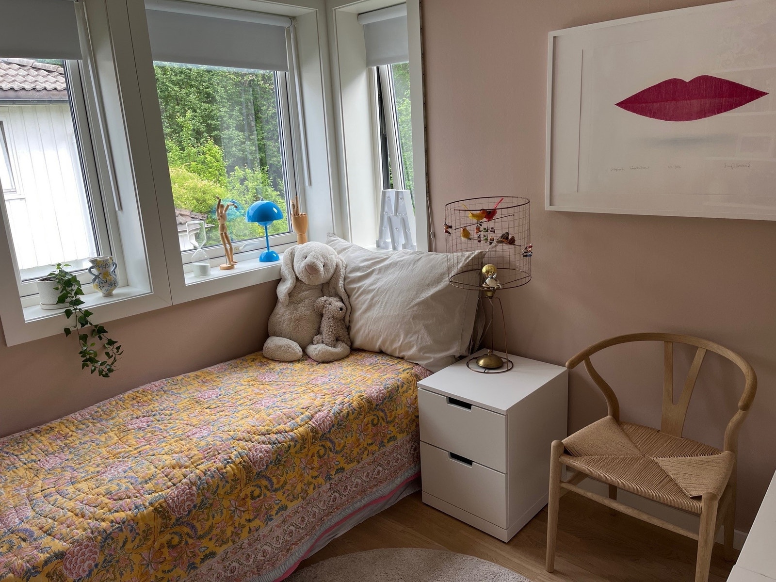 Sov 2 med utsyn mot stille hage Galleribilde