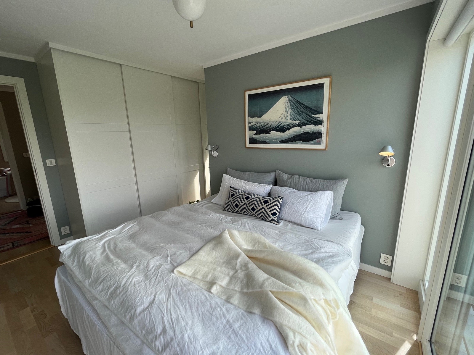 Hovedsoverommet har godt med skapplass Galleribilde