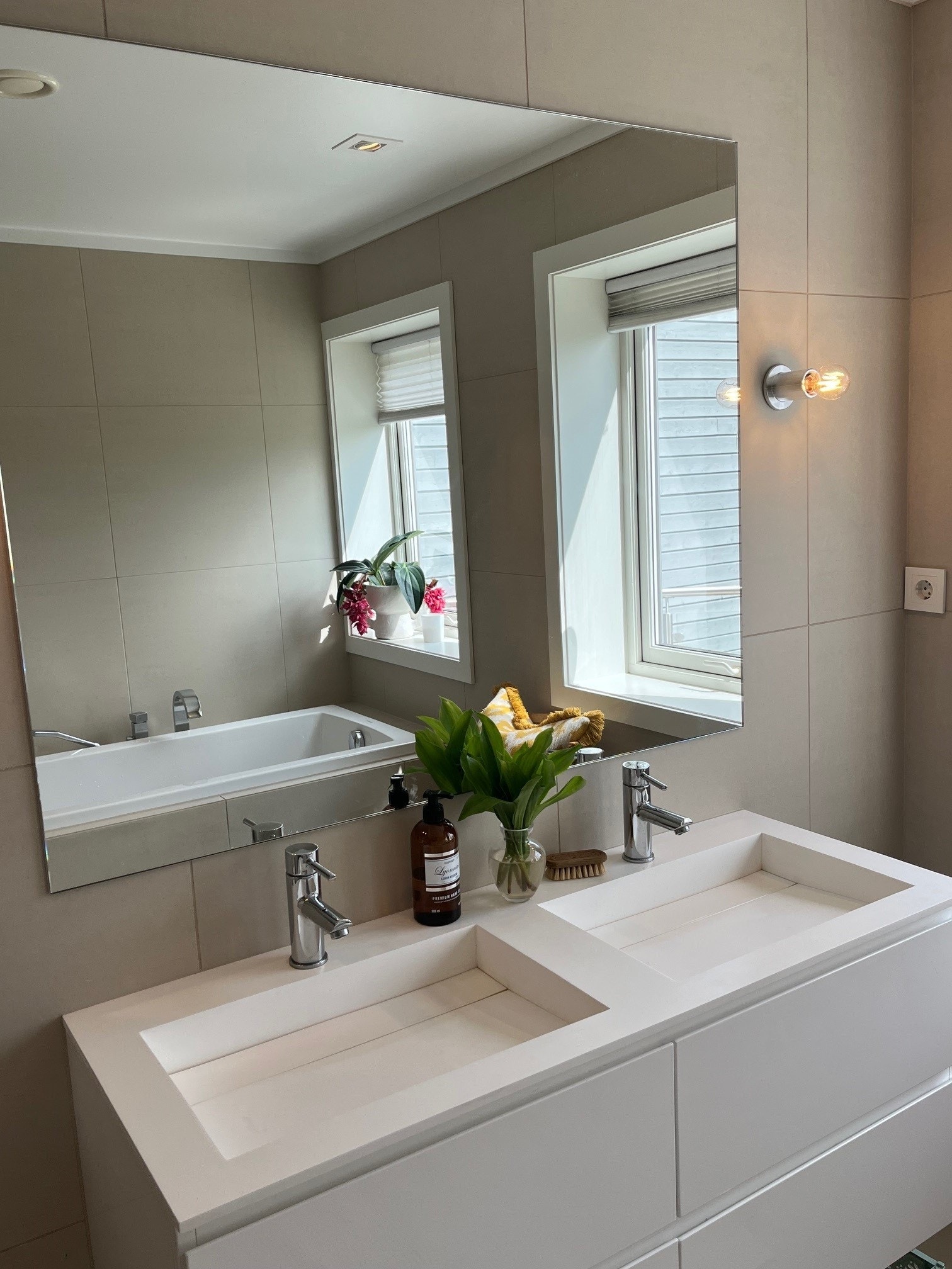 Hovedbad med dobbel vaskeservant Galleribilde