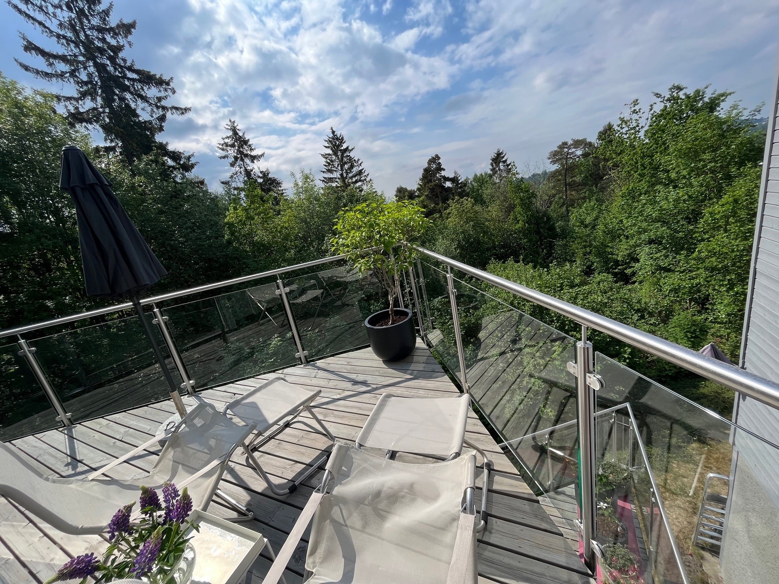 Veranda i 2.etg. - nesten sjøutsikt :-) Galleribilde