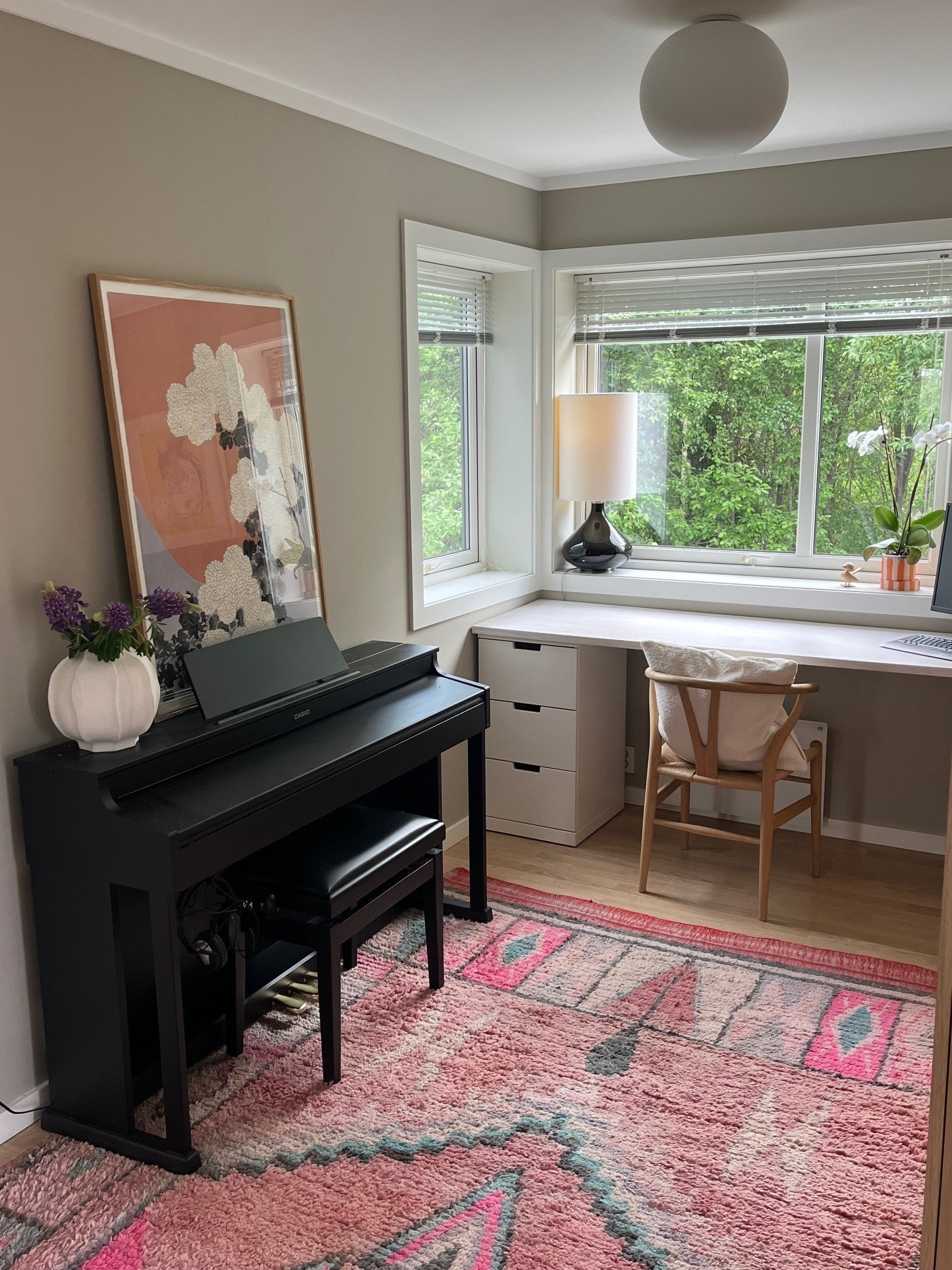 Loftstue med kontor og piano Galleribilde