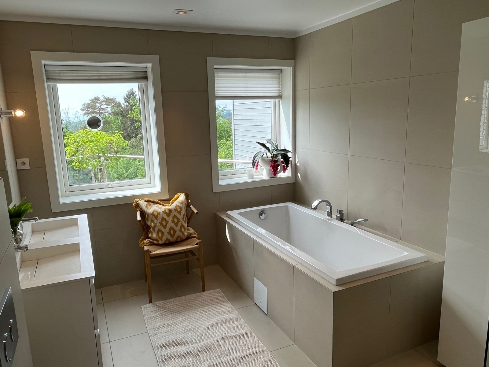 Hovedbad med badekar, store fliser og lys Galleribilde