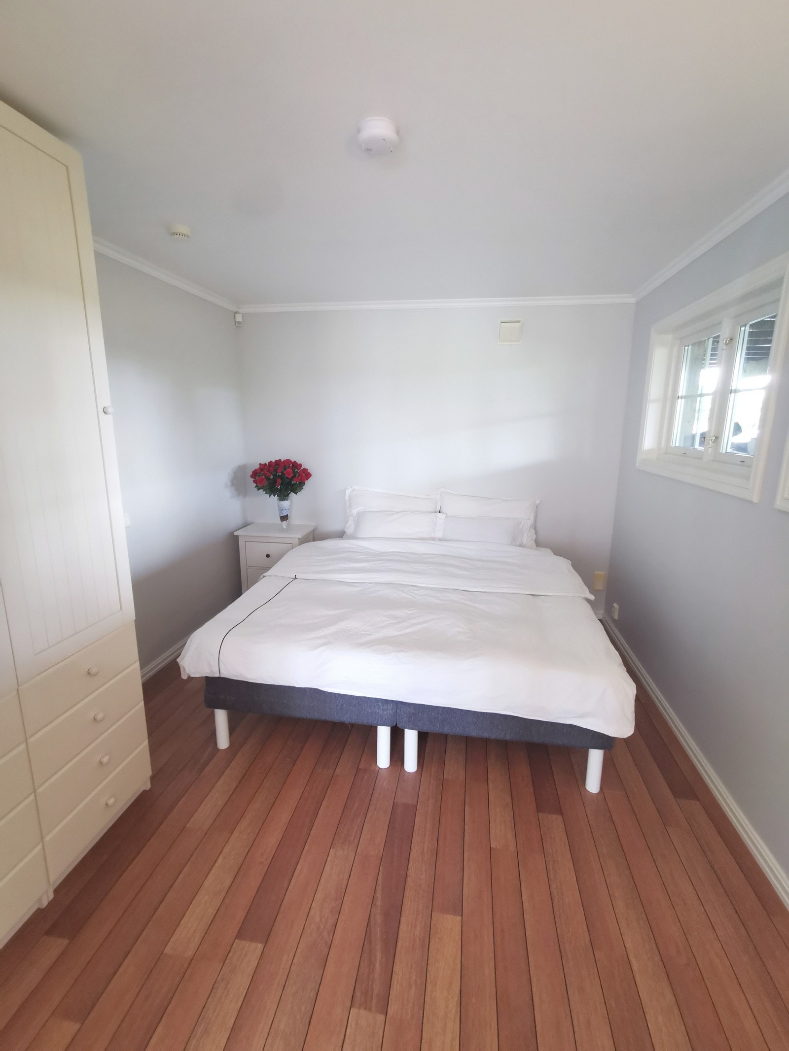 180x200cm seng og skap med heng og hyller Galleribilde