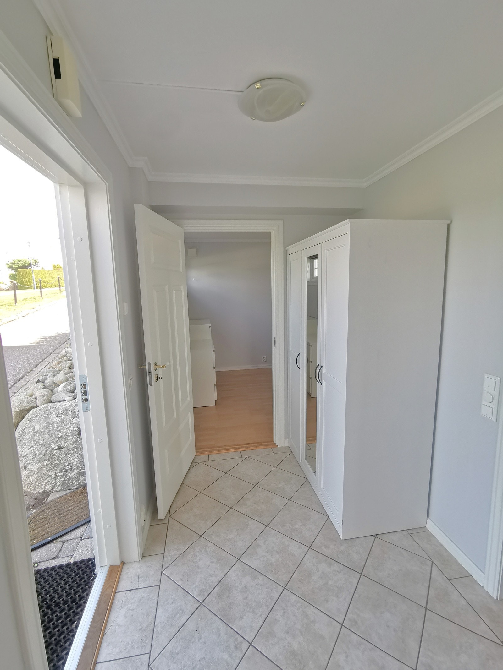 skap i entre med heng og hyller Galleribilde