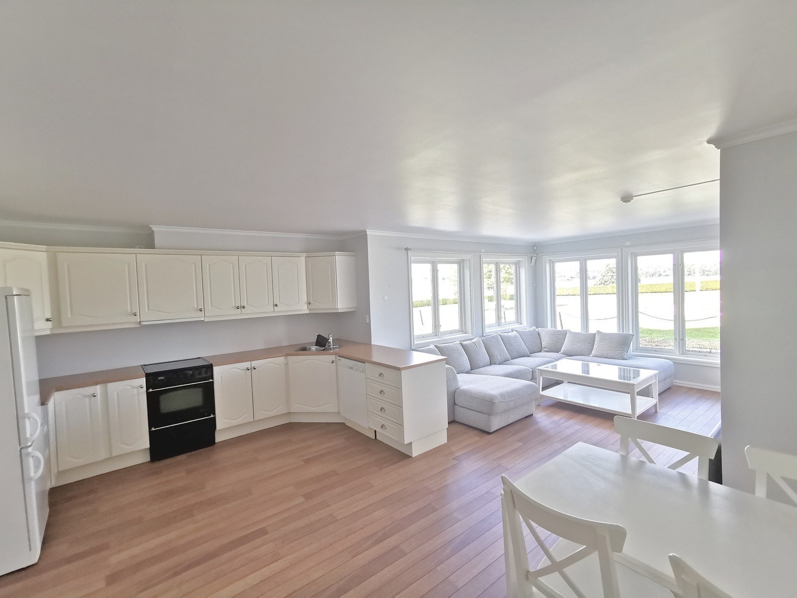 kjøkken m bord med 4 stoler åpen løsning til stue Galleribilde