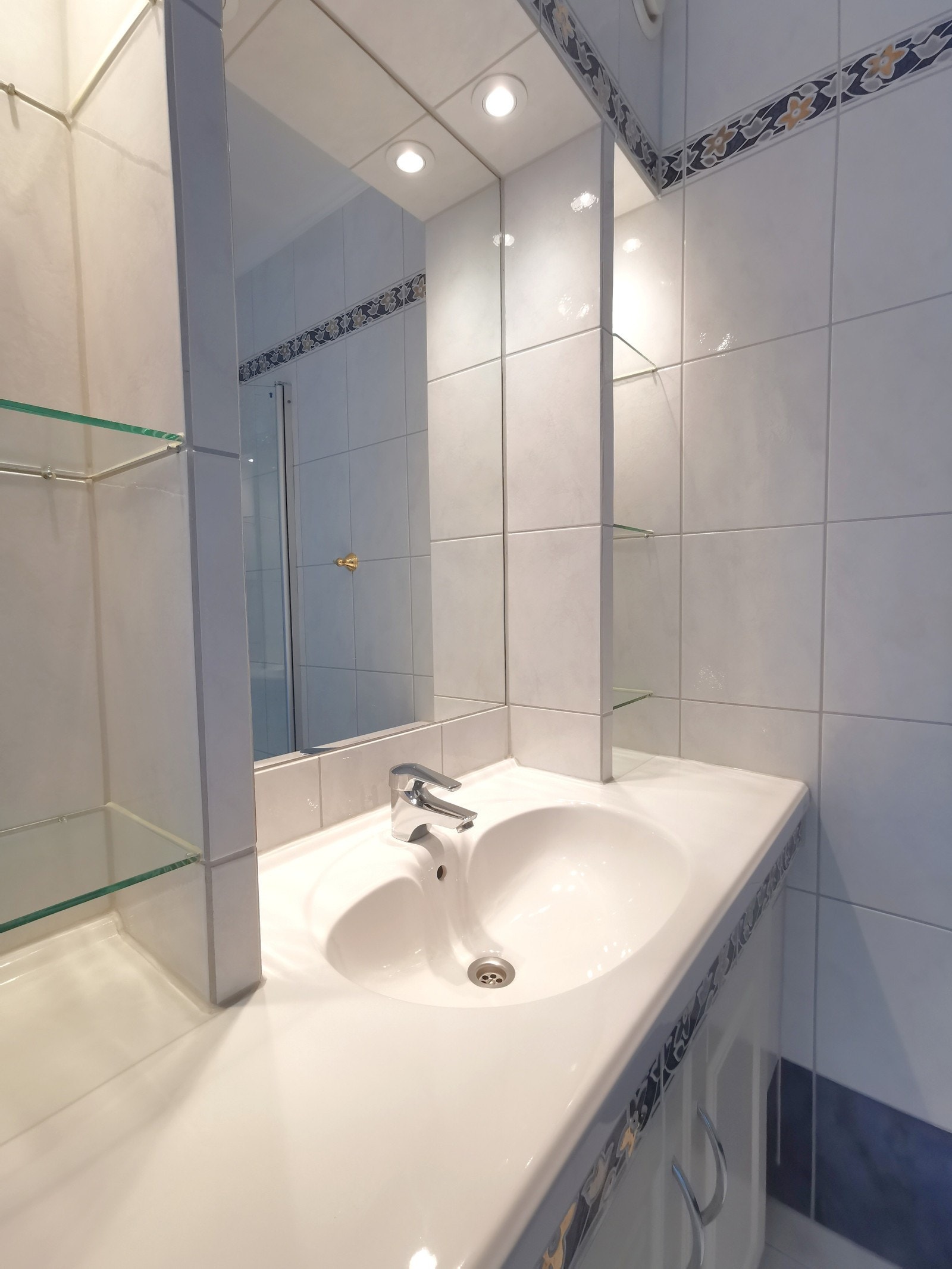 servant med hyller og underskap Galleribilde