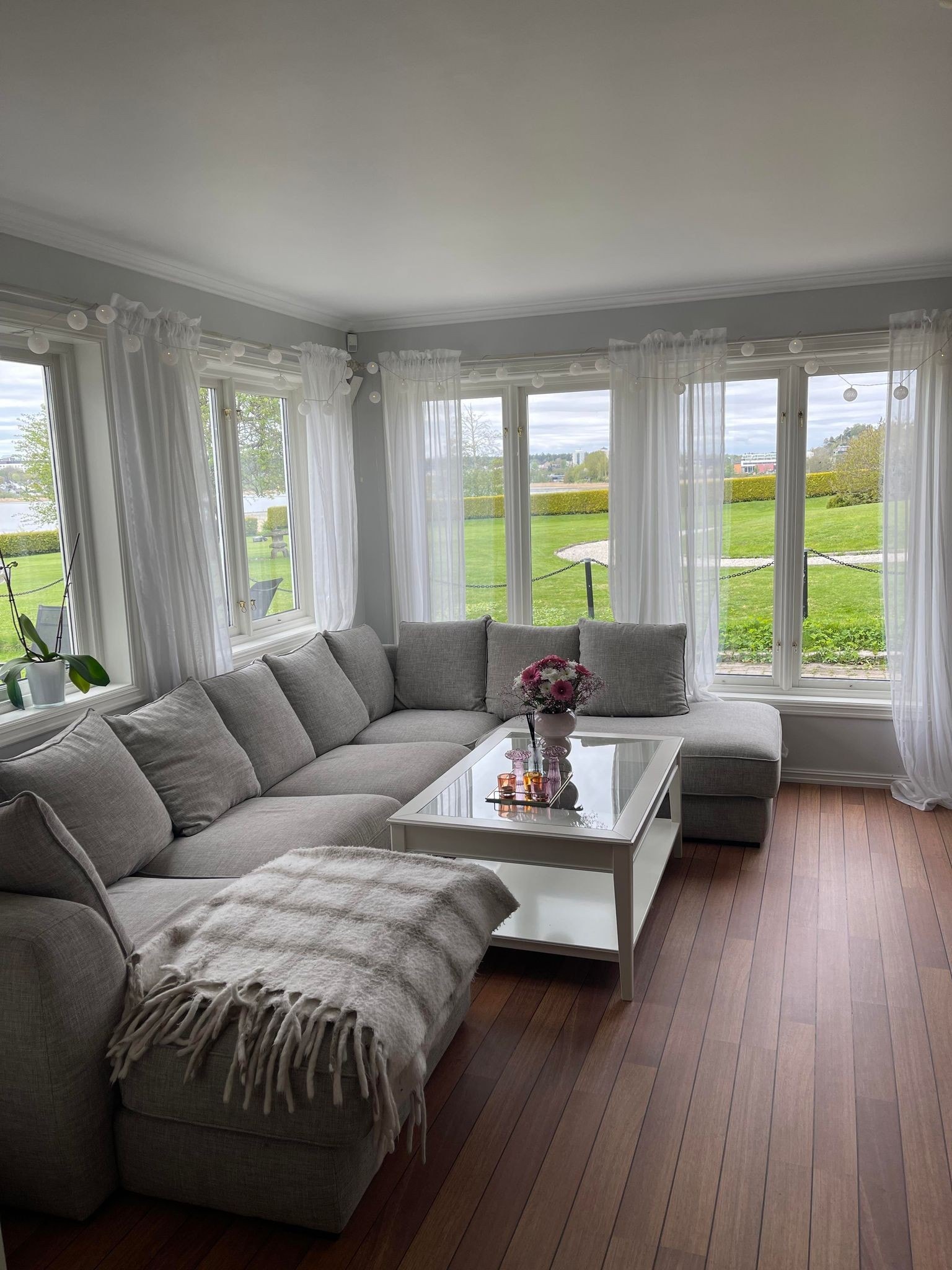 Gardiner og møblement følger med Galleribilde