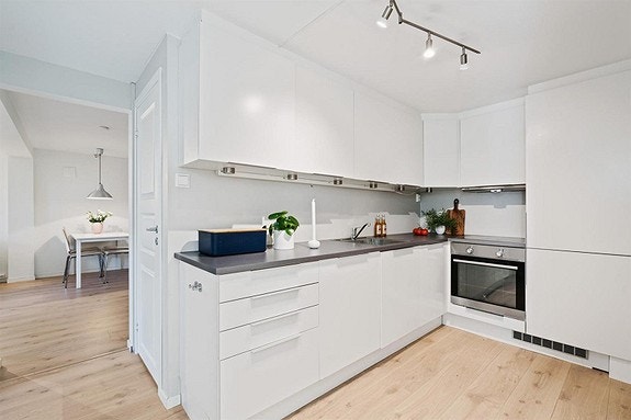 Kjøkkeninnredning fra HTH med integrert oppvaskmaskin Galleribilde