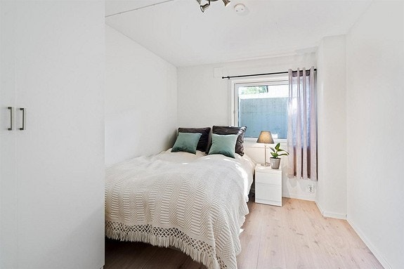 Soverom 1 med dobbeltseng og garderobeskap Galleribilde