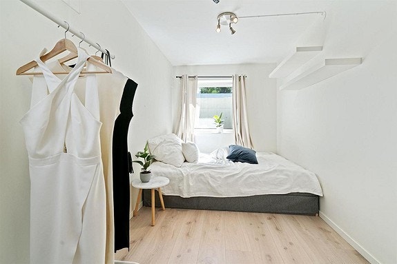 Soverom 2 med dobbeltseng og garderobeskap. Nymalt august 2023. Galleribilde