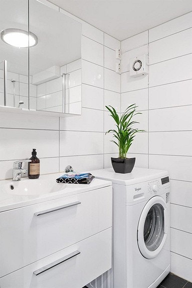 Bad med vaskemaskin, dusj og toalett Galleribilde