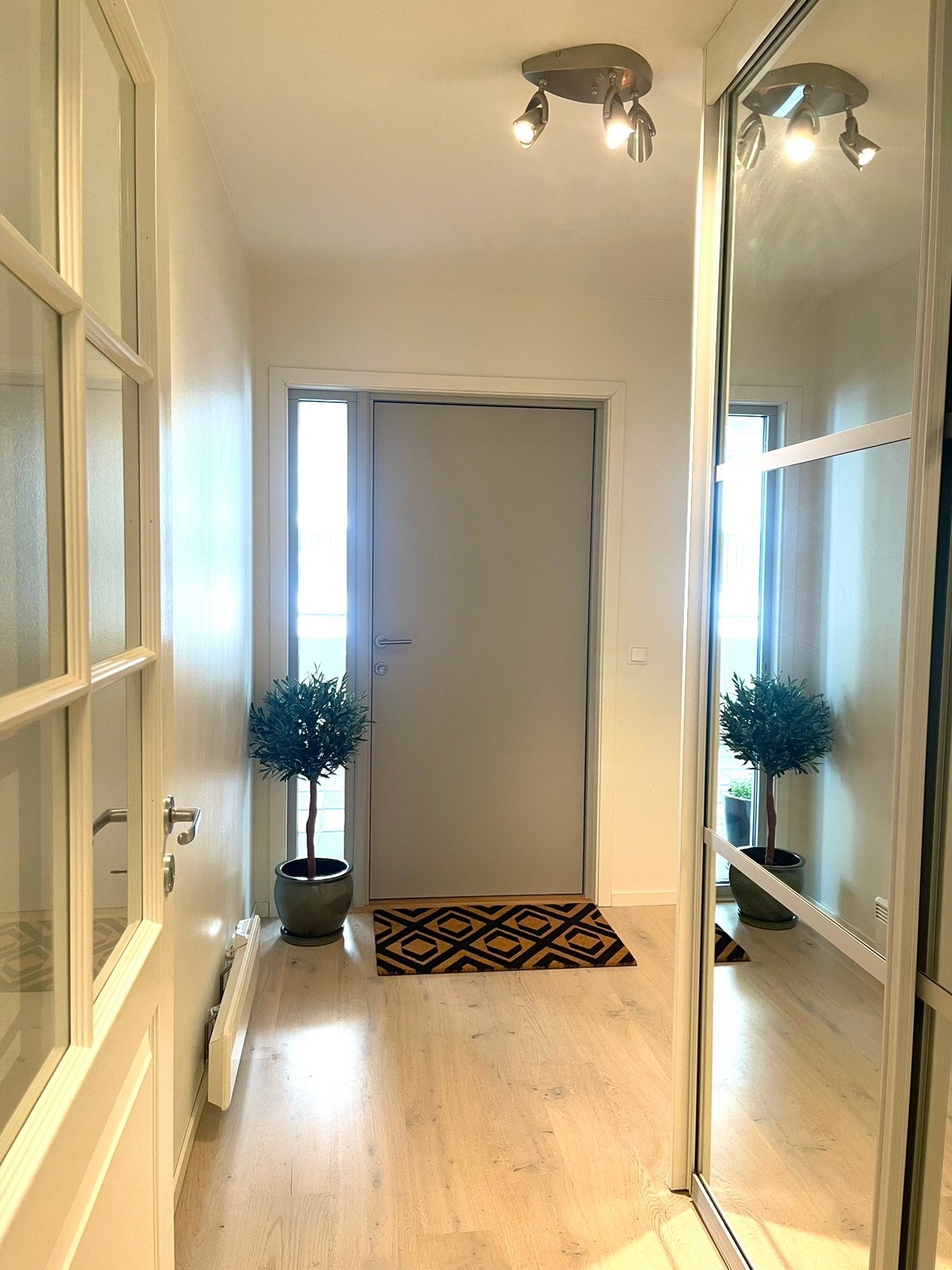 Stor gang med dobbel skyvedørgarderobe Galleribilde