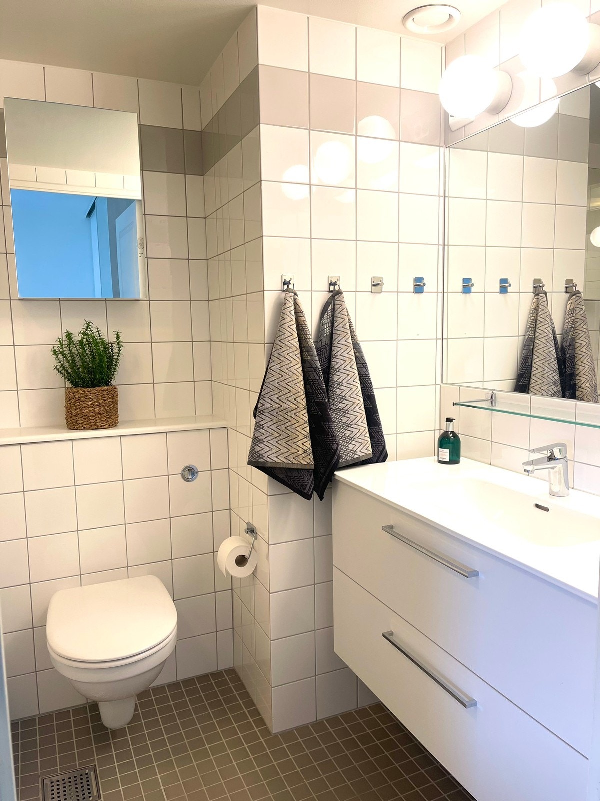 Bad med badekar, en suite hovedsoverom Galleribilde