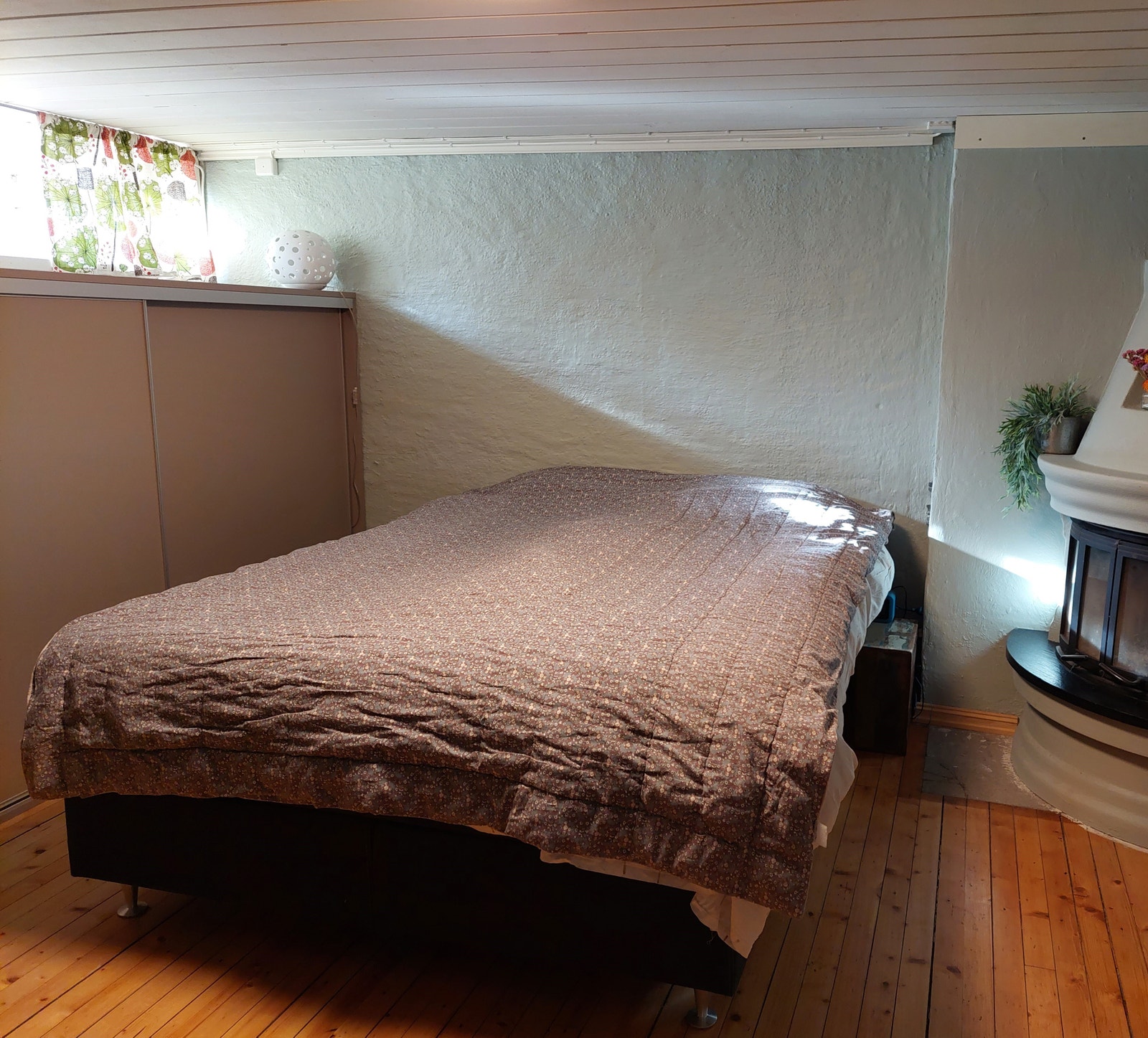 Kjellerstue (ikke godkjent soverom) med peis, seng 160 cm bred, store skyvedørsskap Galleribilde