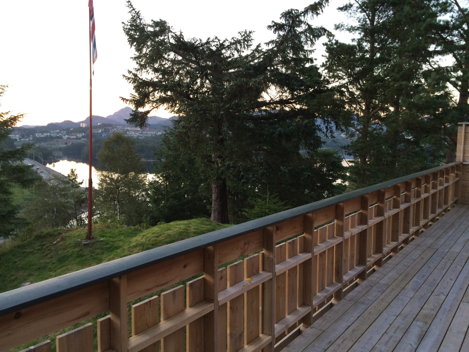 Vestvendt terrasse hvor praktfull kveldssol kan nytes Galleribilde