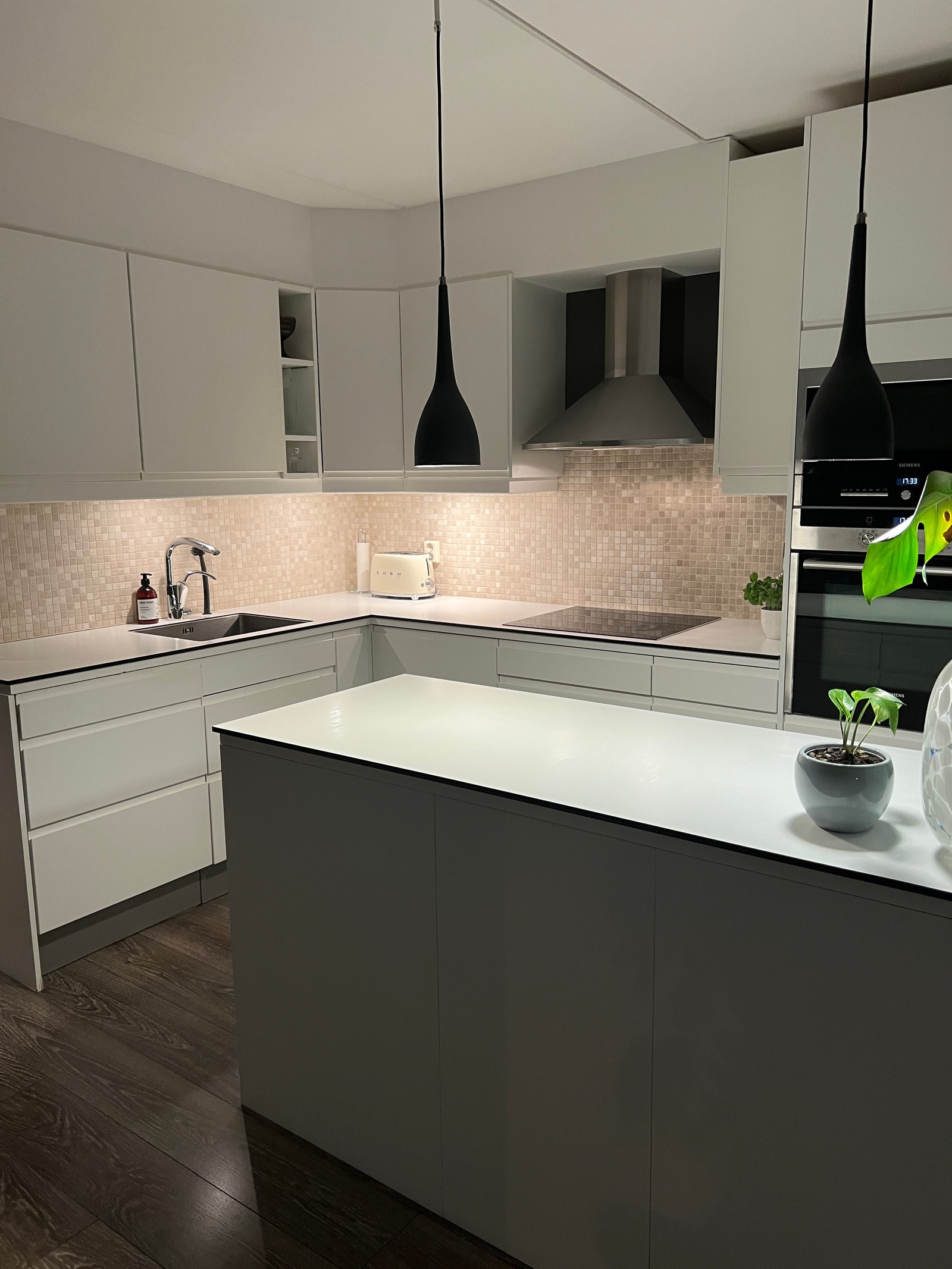 Romslig kjøkken med mye benkeplass Galleribilde