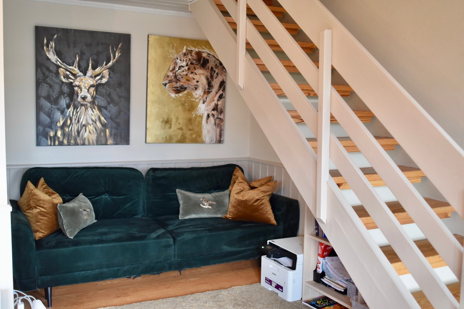 Plass under trapp, stuekrok Galleribilde