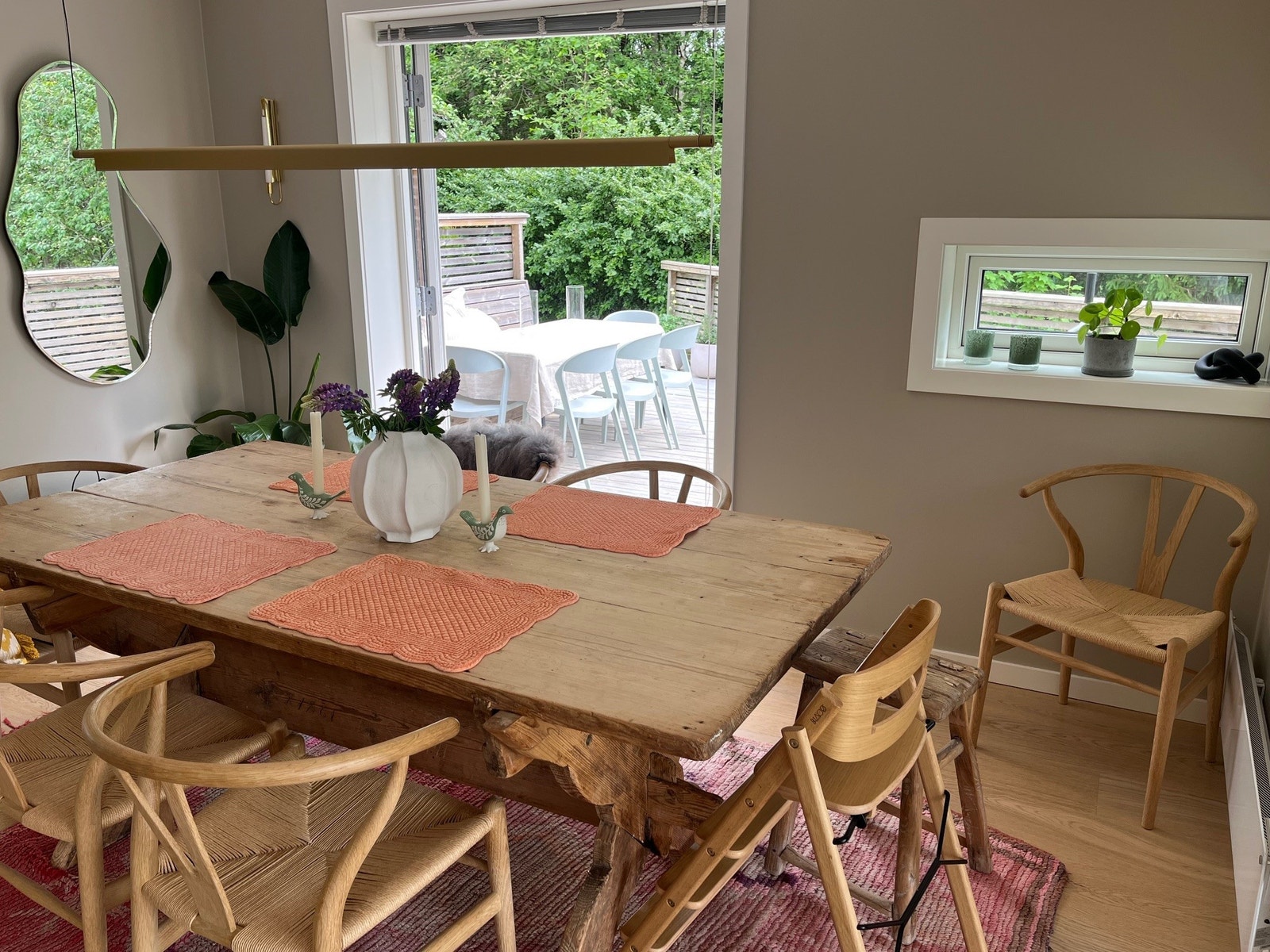 Spisebordet med nærhet til kjøkken og uteplassen Galleribilde