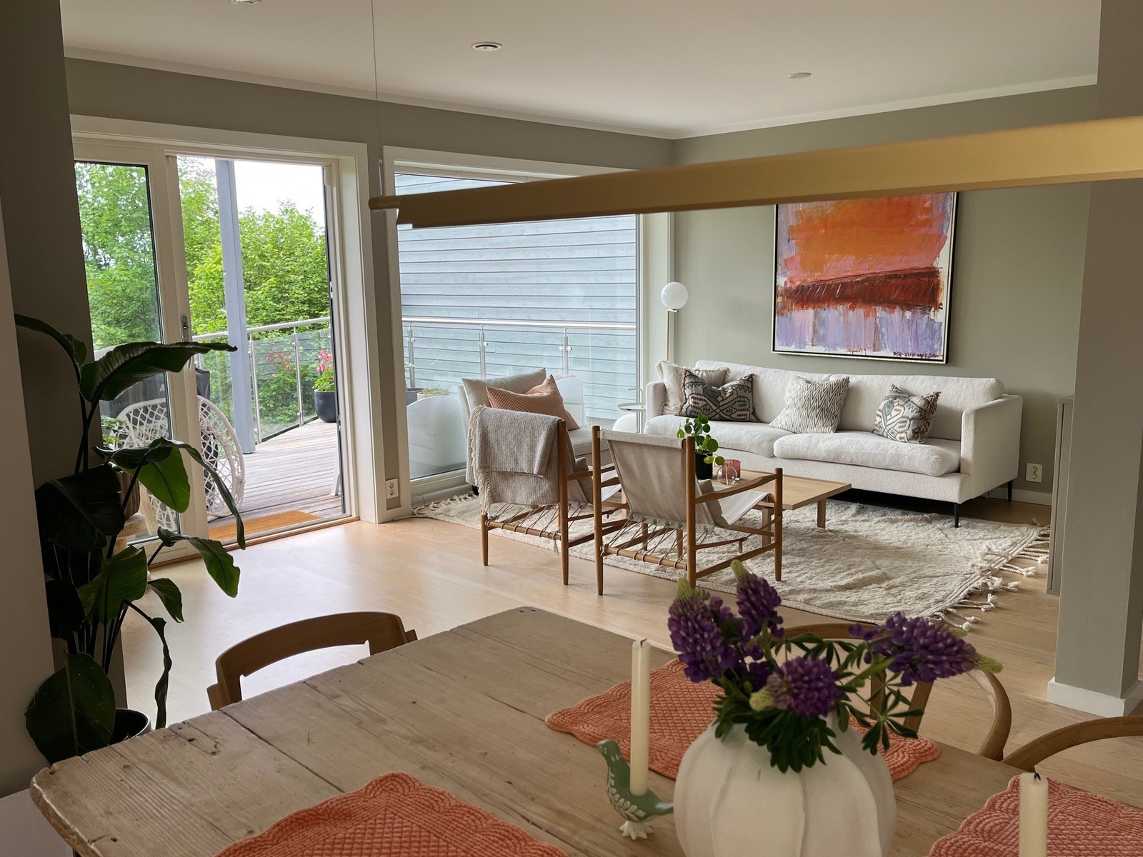 Koselig og åpen stueløsning Galleribilde