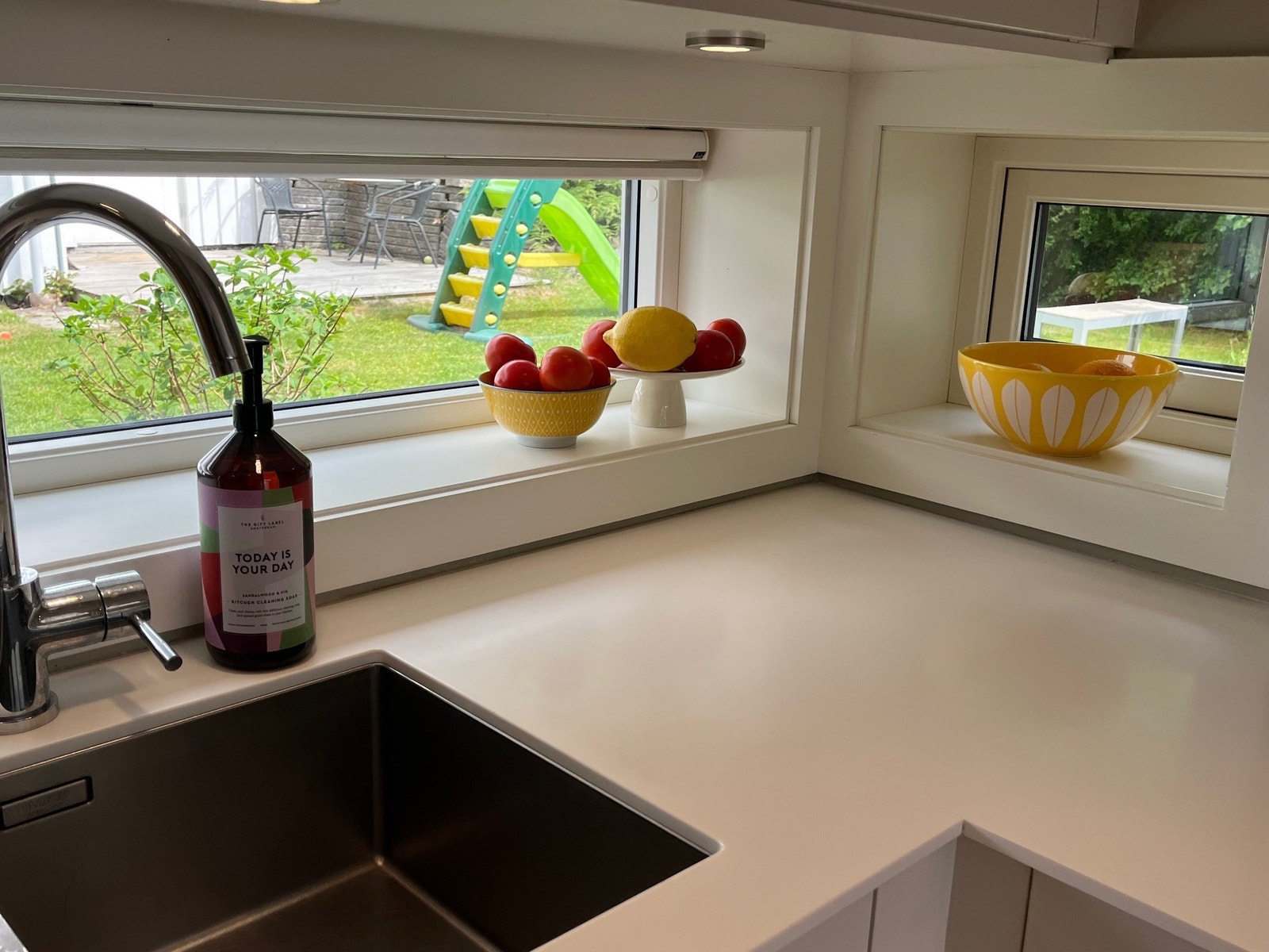 Kjøkkenet med vindu ut til hagen Galleribilde