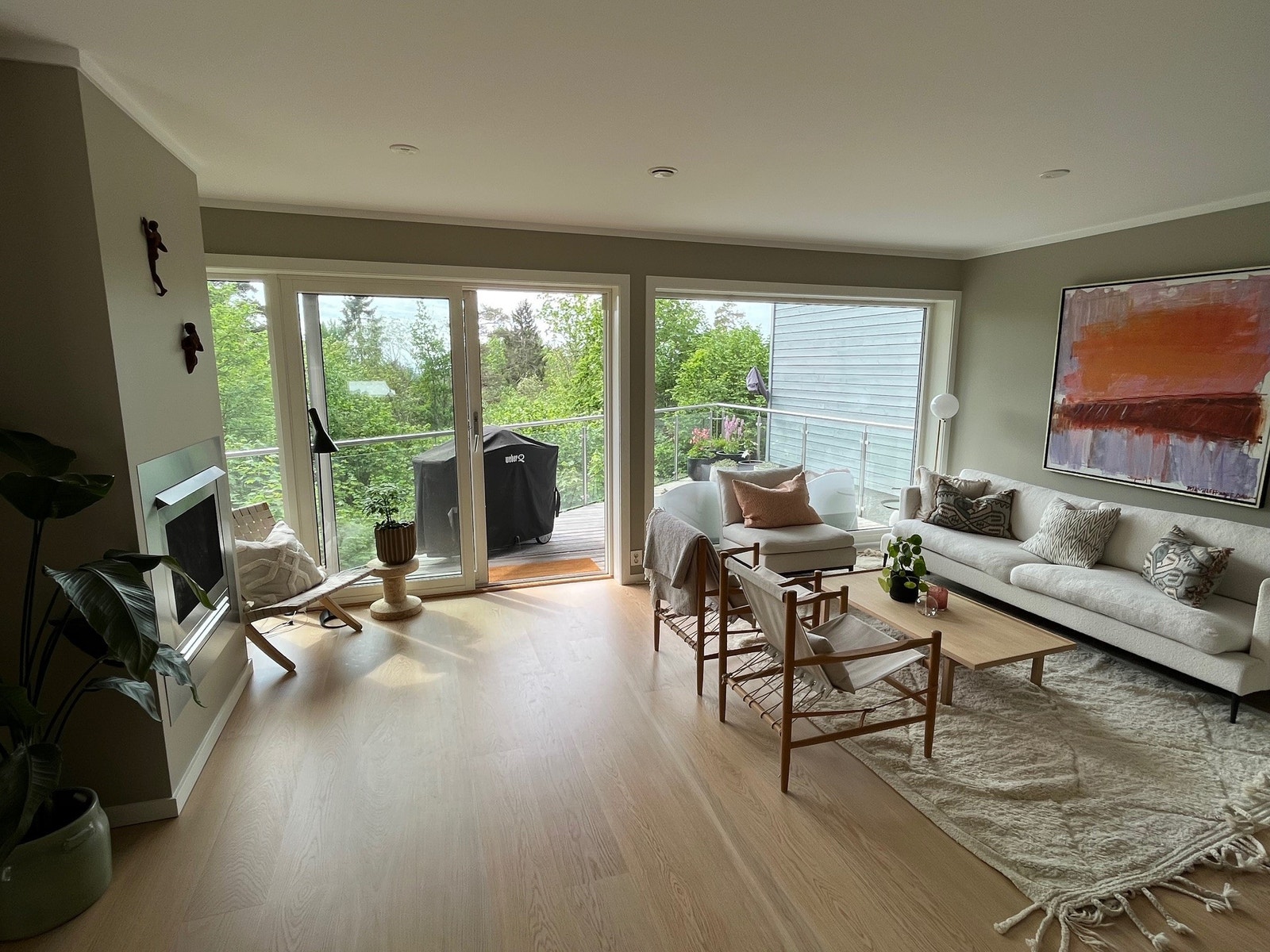 Koselig og åpen stueløsning med adkomst til veranda Galleribilde