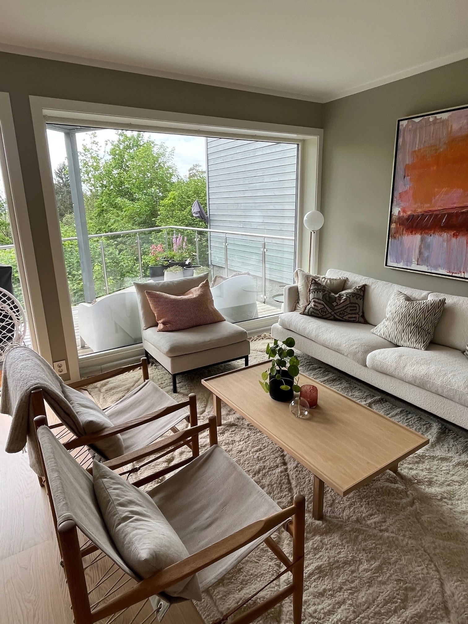 Koselig og åpen stueløsning Galleribilde