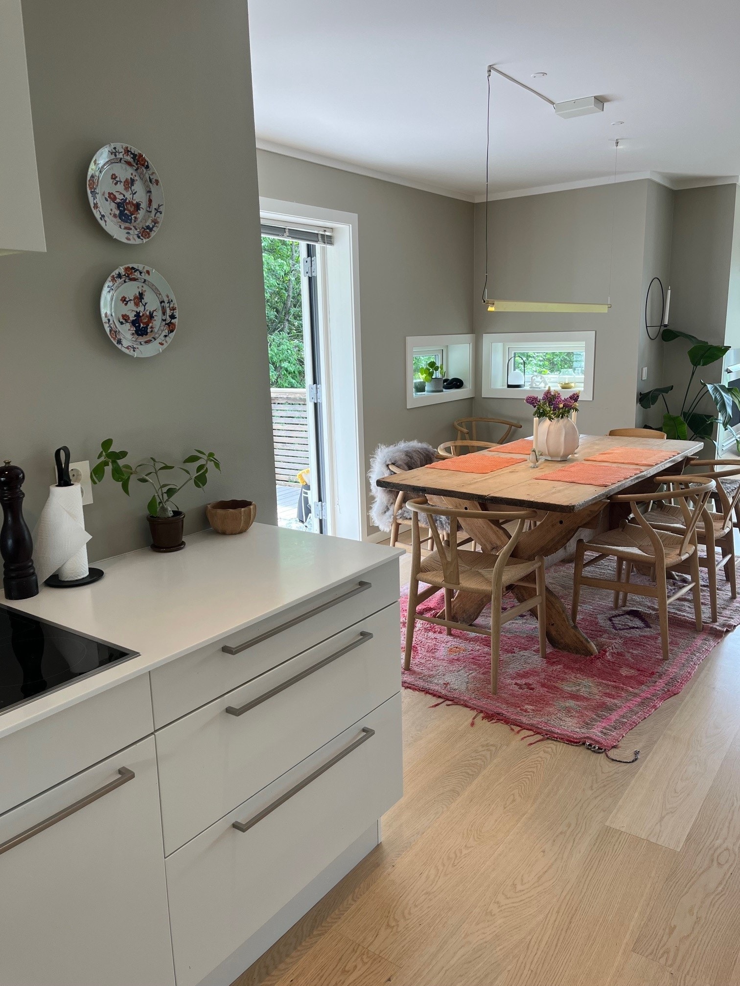 Spisebordet sett fra kjøkkenet Galleribilde