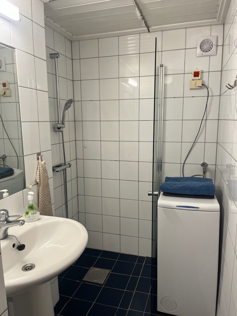 Bad med dusj og ny vaskemaskin Galleribilde