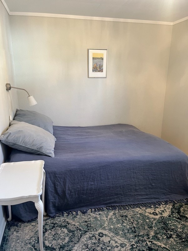 Soverom med plass til dobbeltseng samt dobbelt klesskap Galleribilde