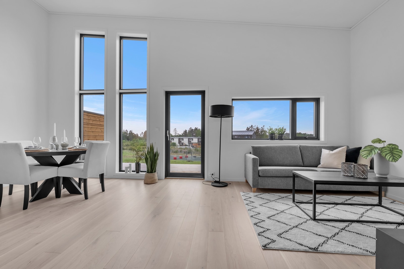 Store vindusflater slipper inn godt lys og gir en romslig stue Galleribilde