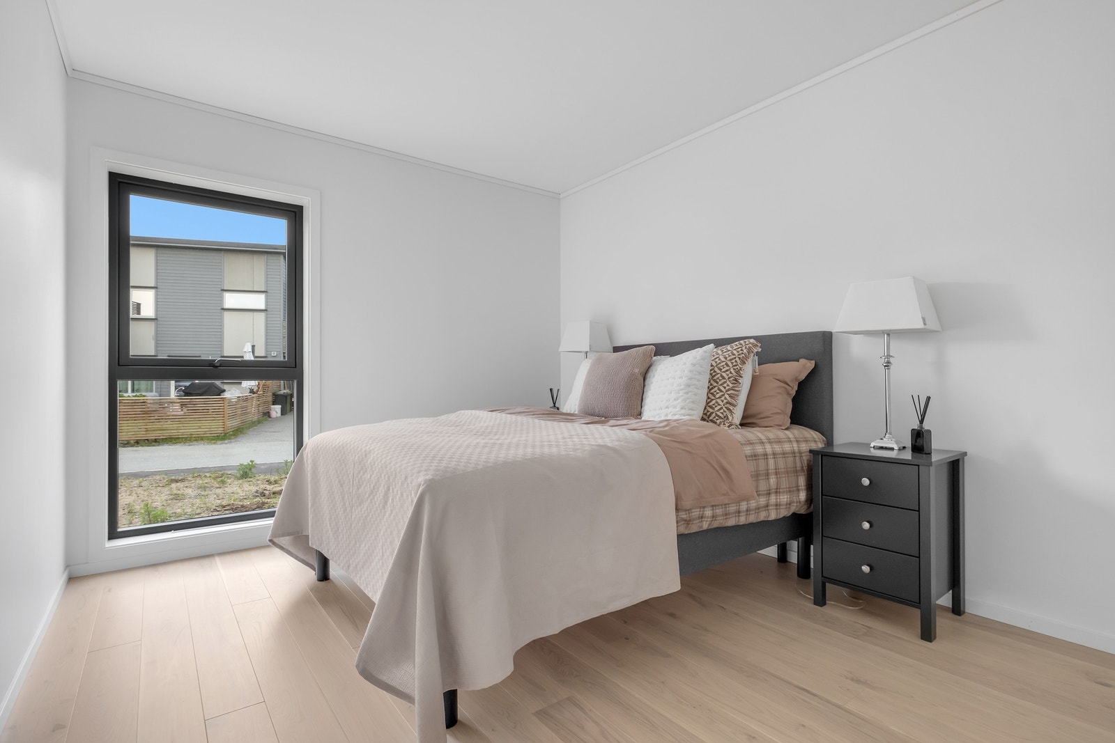 Romslig hovedsoverom med bortsetningsloft Galleribilde