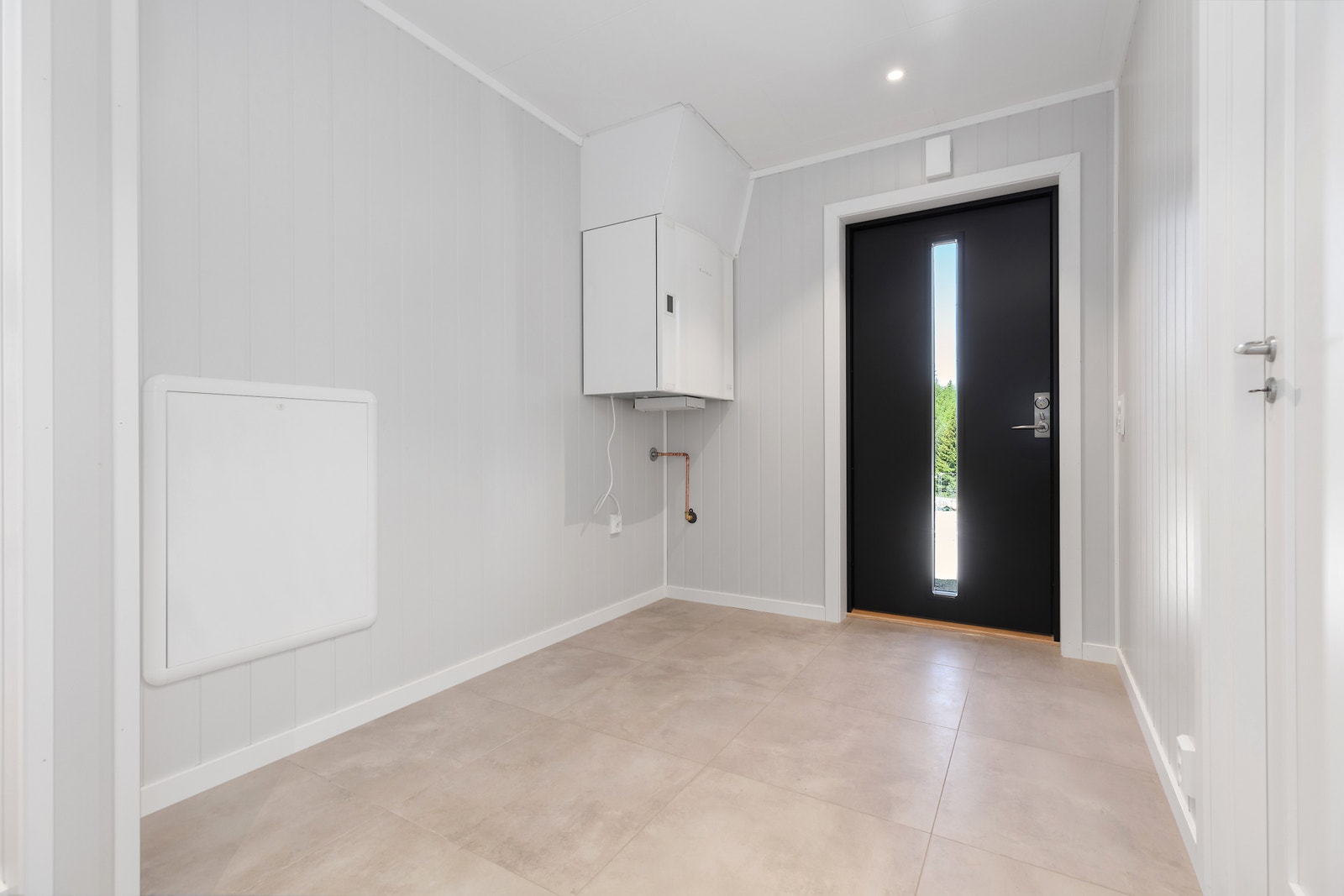 Flislagt gang med plass til garderobeskap Galleribilde