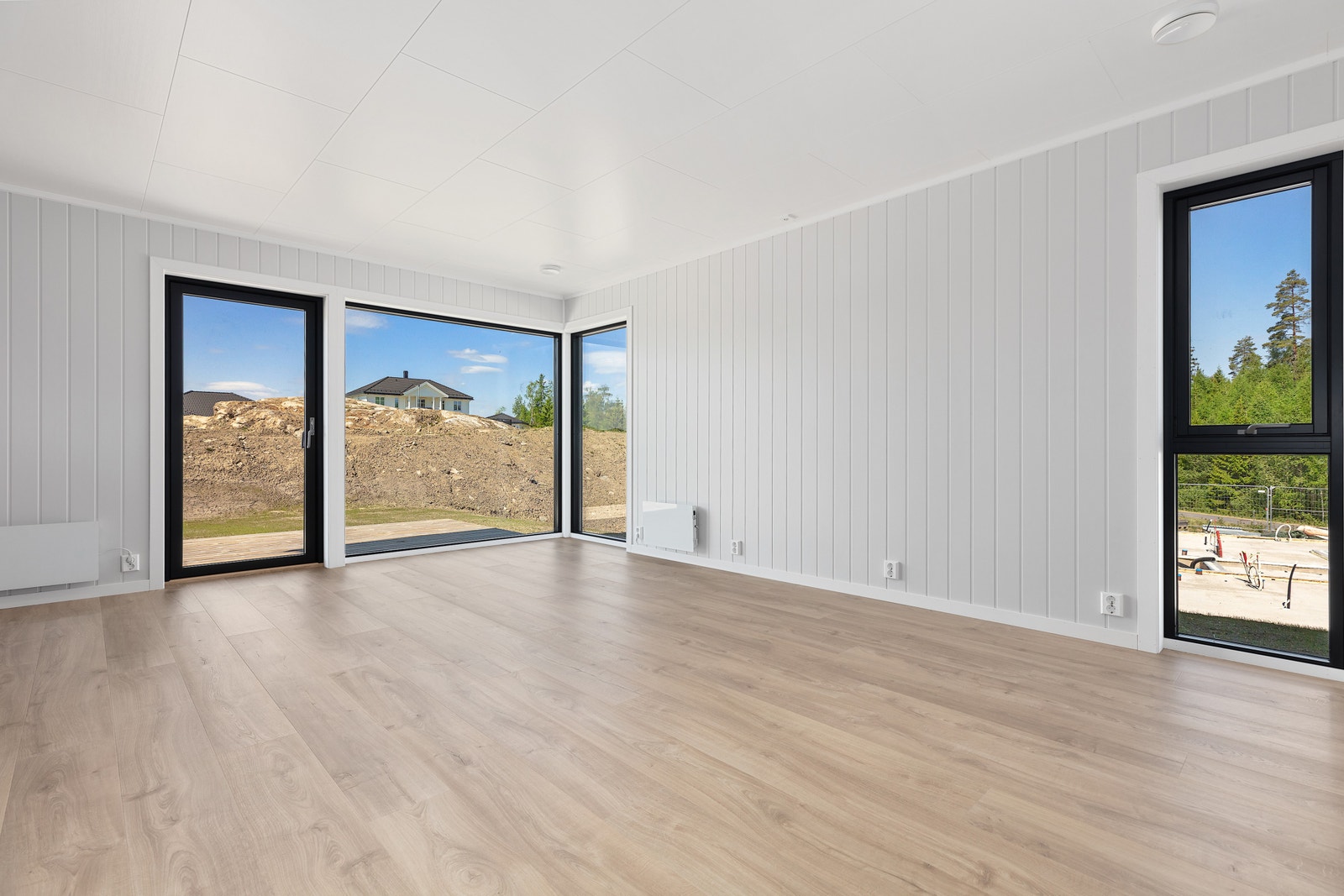 Stor stue med store vindusflater Galleribilde