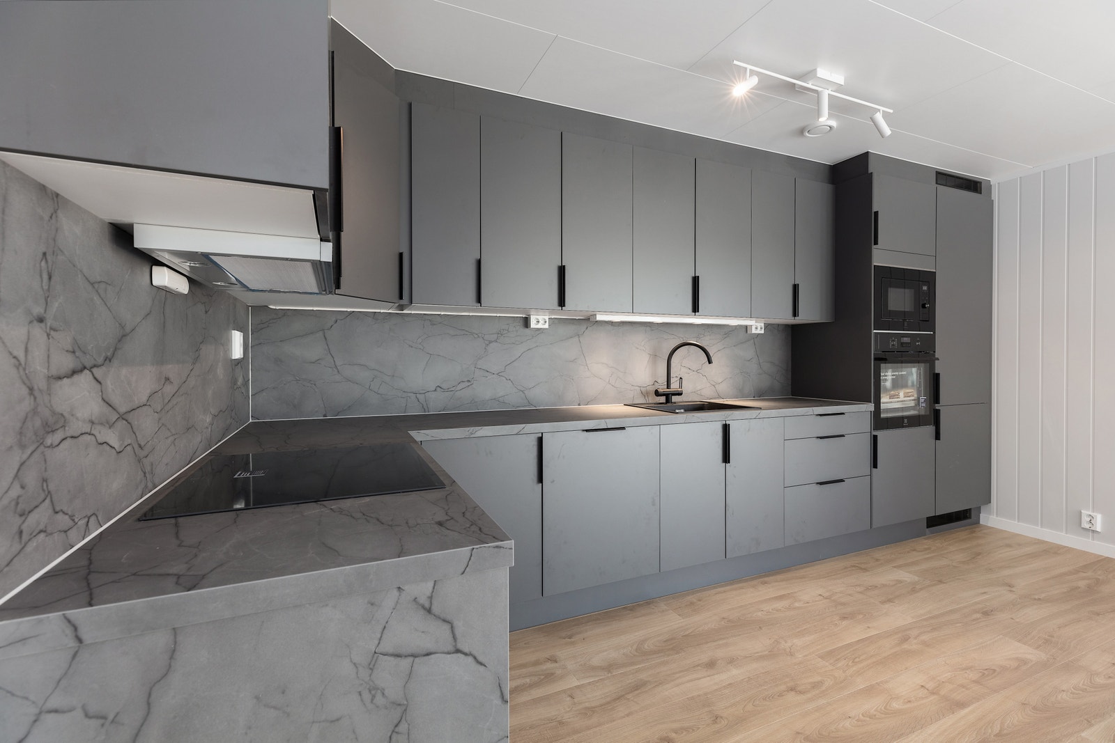 Spottrekke i tak bidrar til god belysning på kjøkkenet Galleribilde