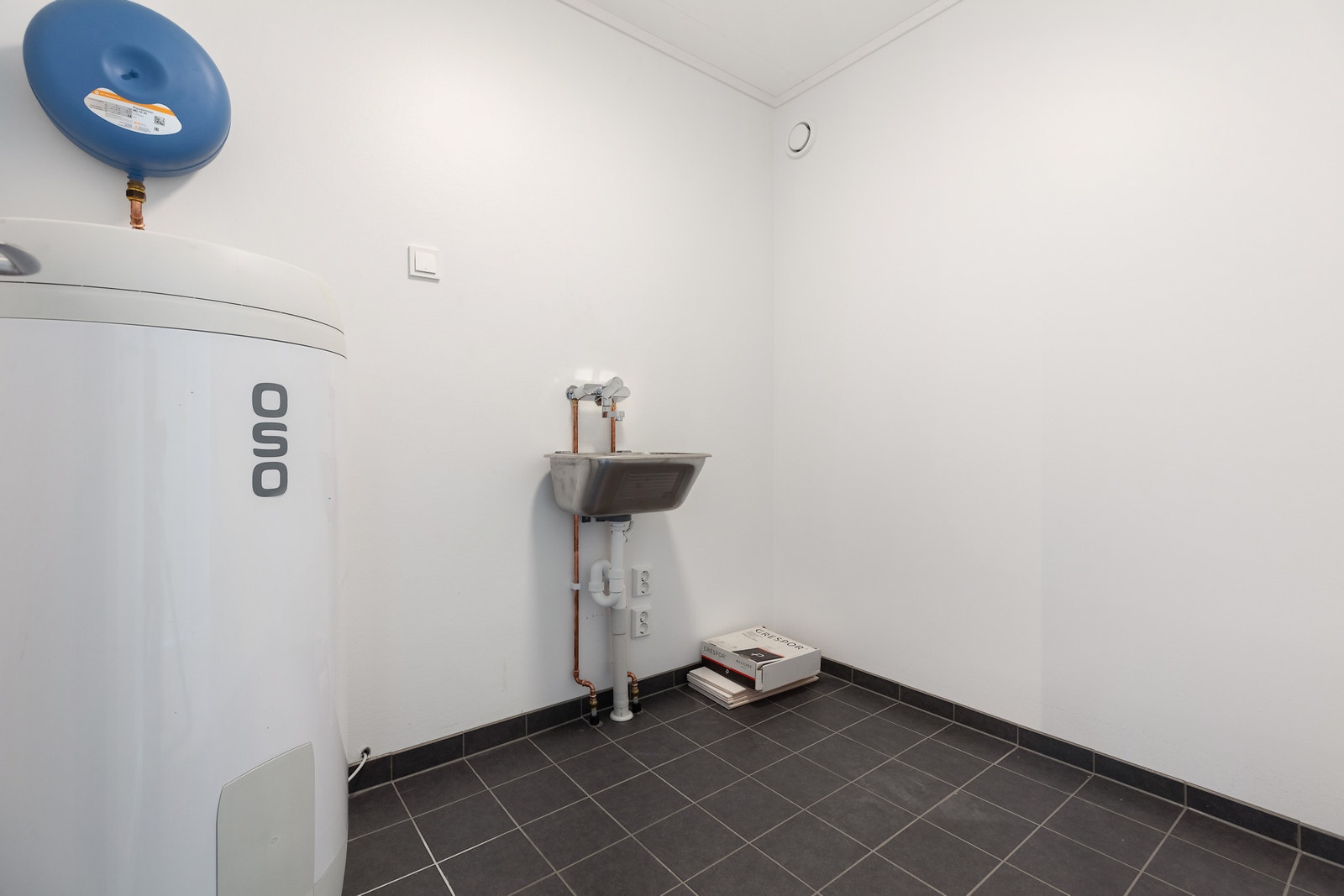 Eget separat vaskerom ved siden av badet i andre etasje Galleribilde