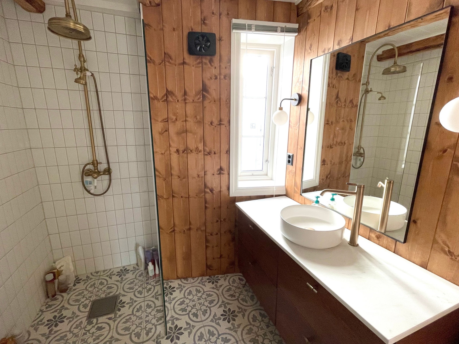 Bad hvor en har gjennomgående detaljer som servant og dusjsett i samme stil Galleribilde