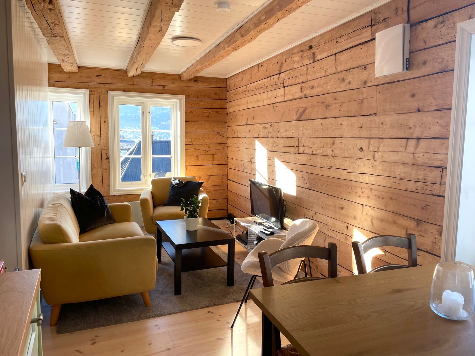 Stue hvor en har beholdt de originale tømmerveggene og bjelkene Galleribilde