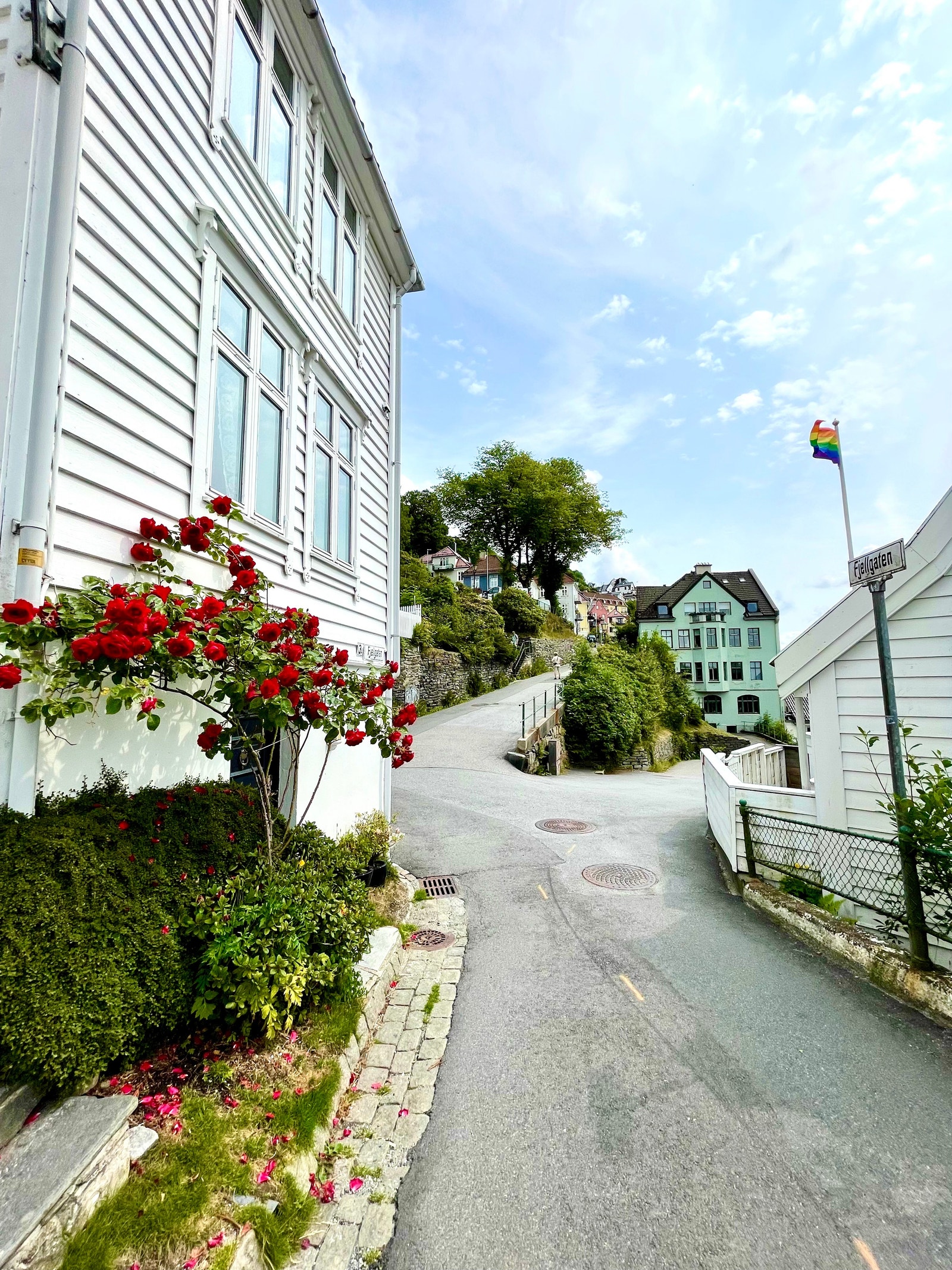 Gaten utenfor huset - et par svinger ned så er du ved Fløibanen Galleribilde