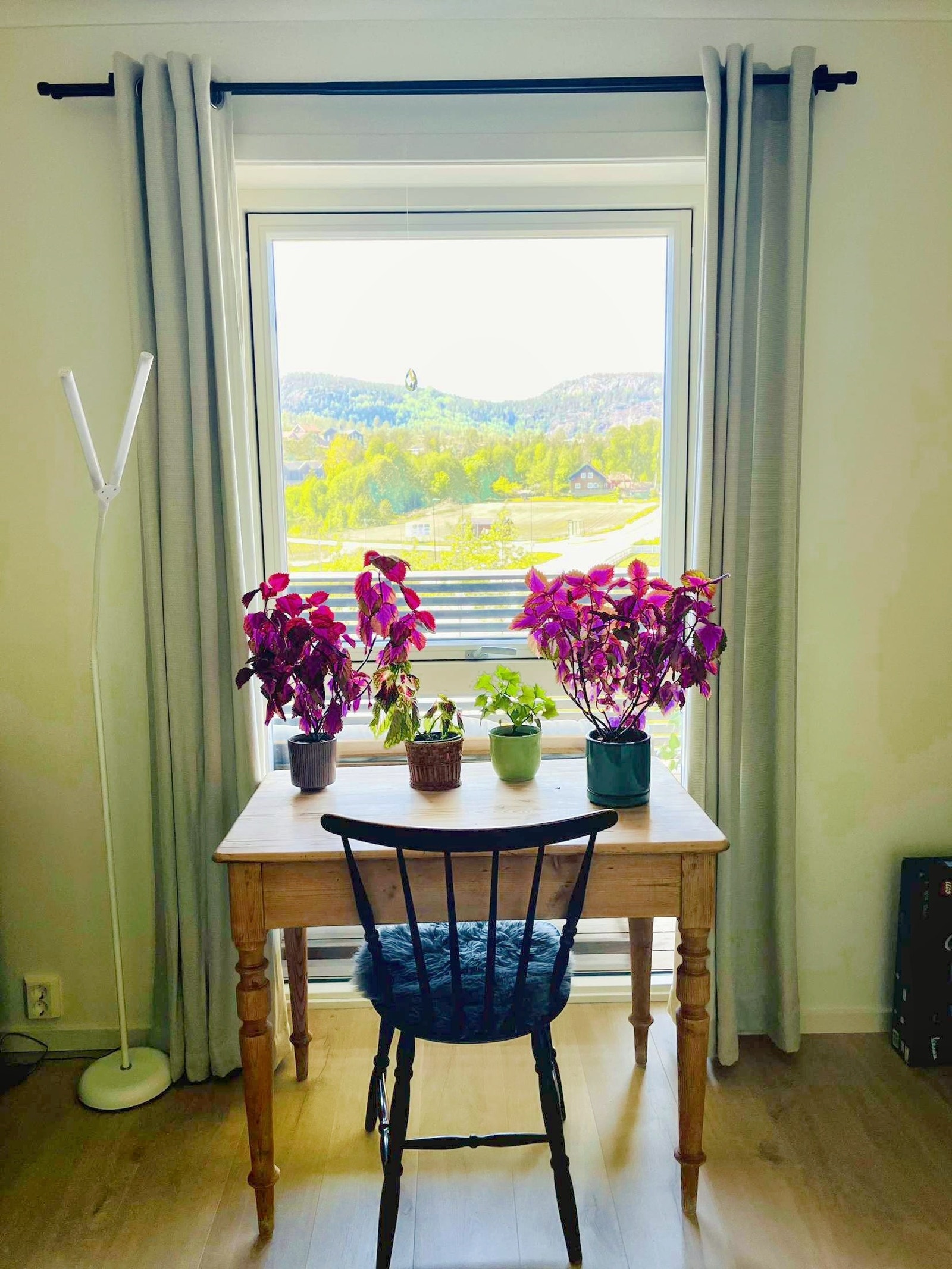 Soverom 3, ut mot balkong Galleribilde