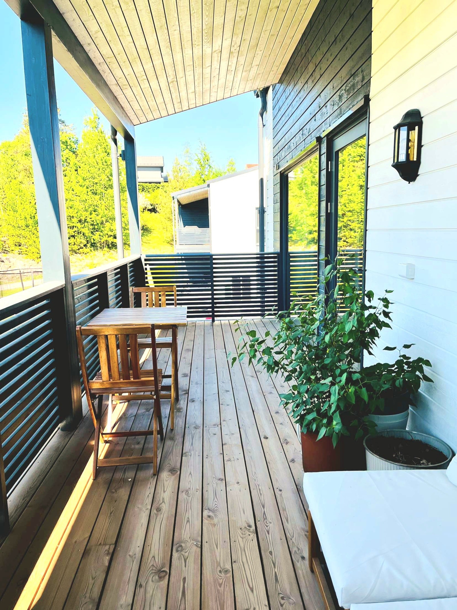 Sør-vestvendt balkong ut mot felles grøntområde. Galleribilde