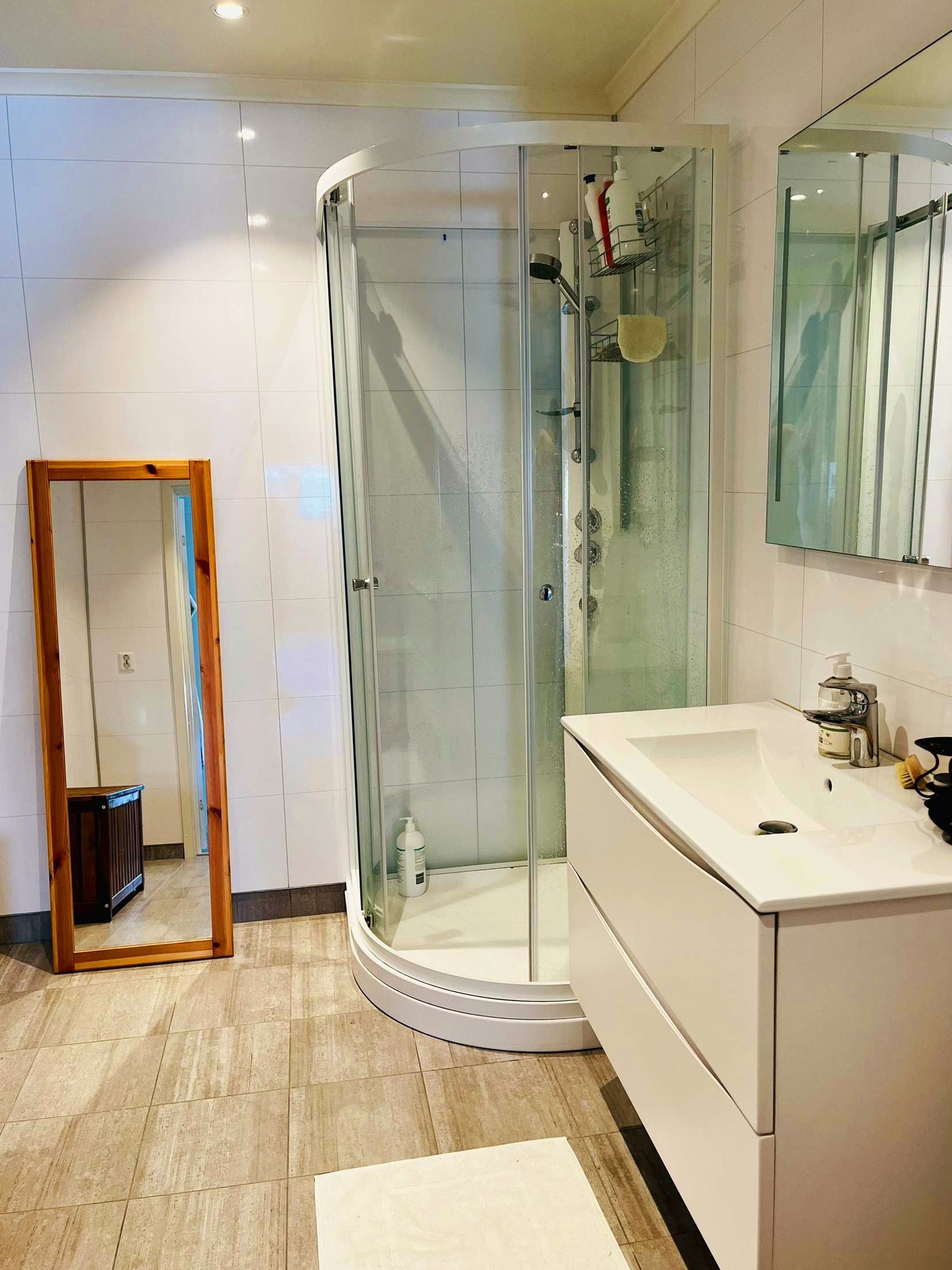 Bad med gulvvarme og god plass Galleribilde