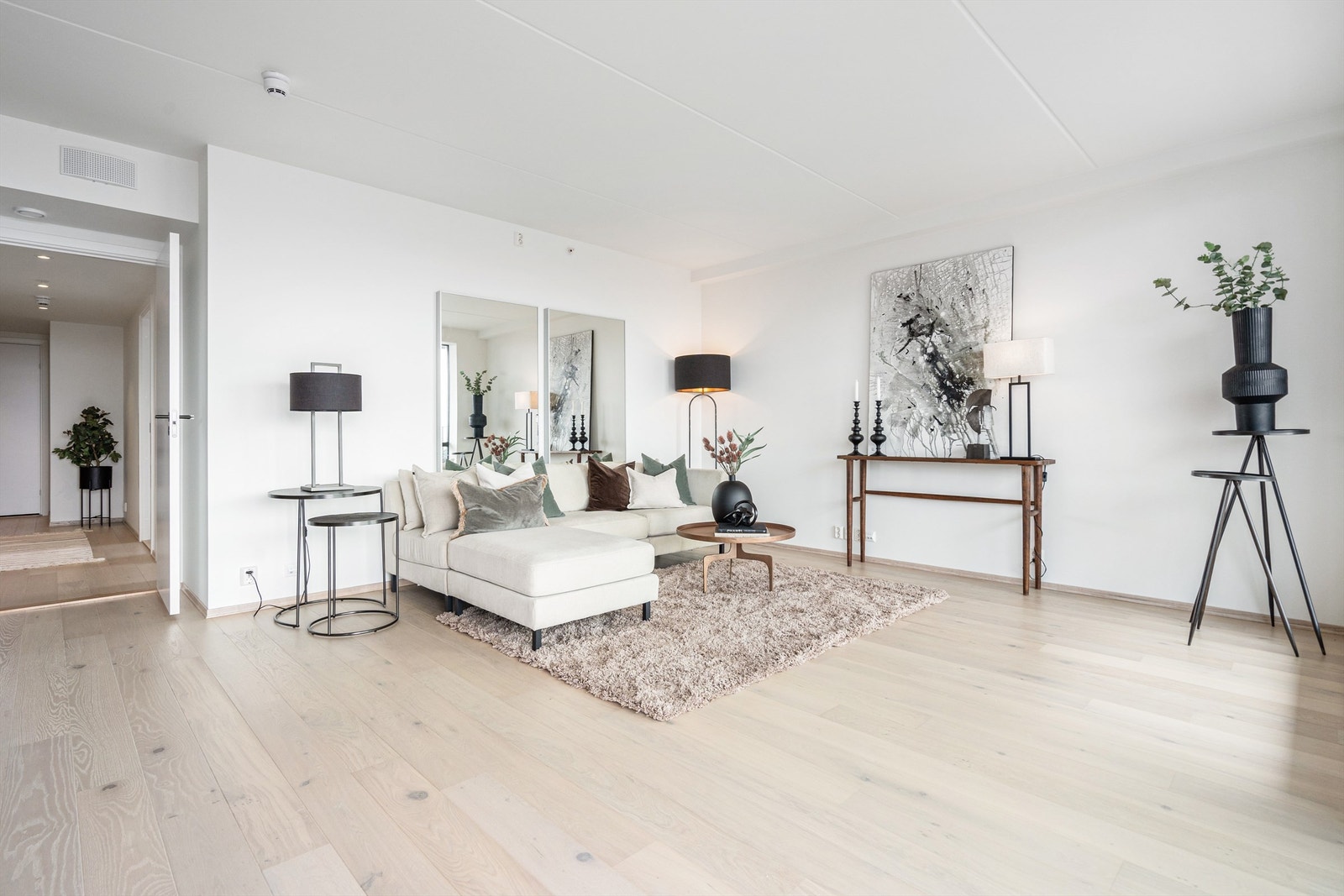 Romslig stue med flere møbleringsmuligheter. Galleribilde