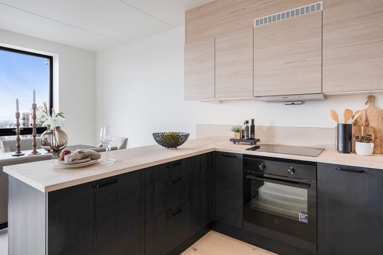 Kjøkkenet byr på god skap- og benkeplass. Galleribilde