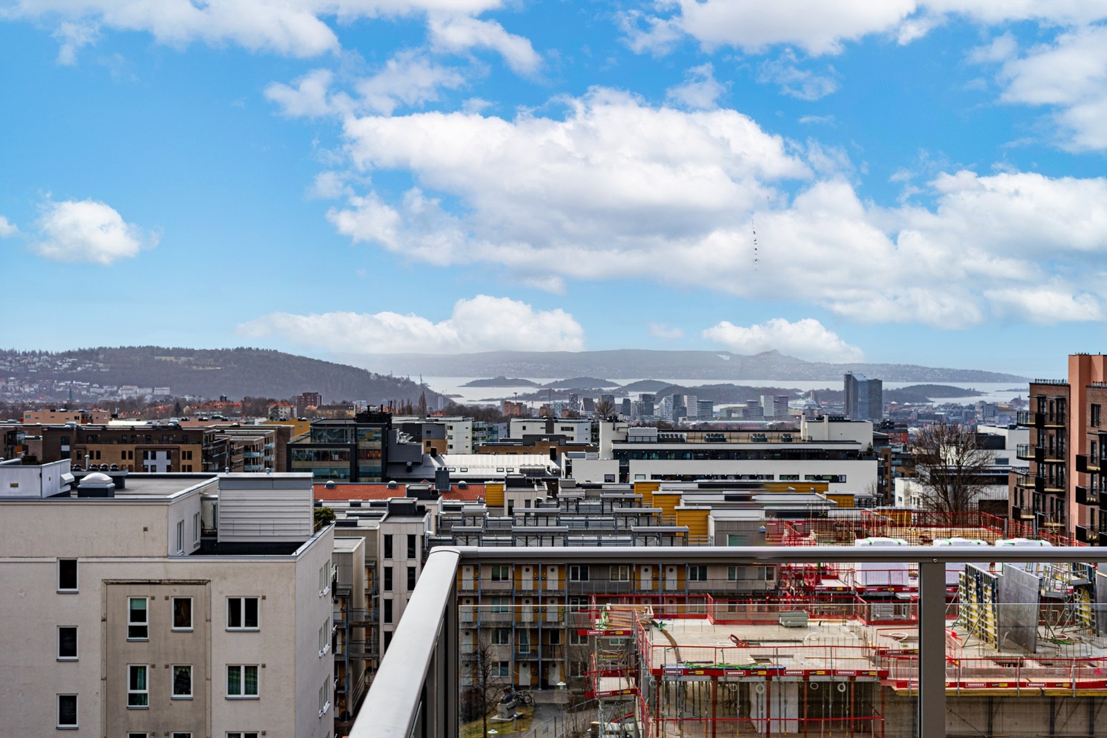 Utsikt fra felles takterrass
e. Galleribilde