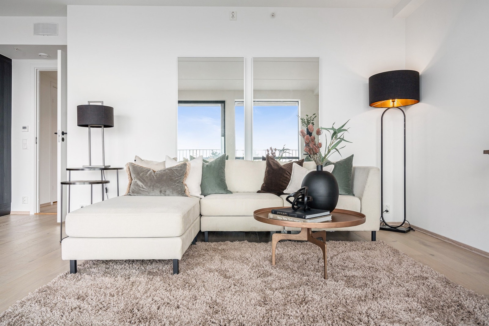 Leiligheten er levert med nøytrale fargevalg, og kan med enkle grep gjøres mer personlig om ønskelig. Galleribilde