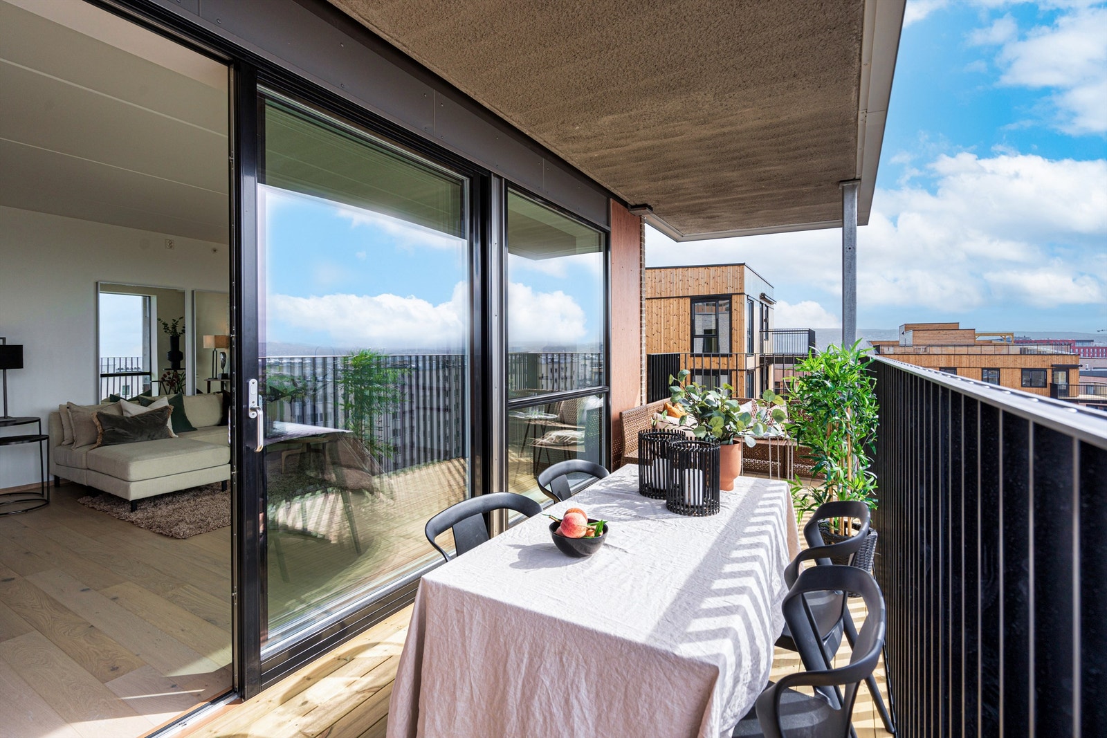 Adkomst via skyvedør gir god plassutnyttelse av utearealet. Galleribilde