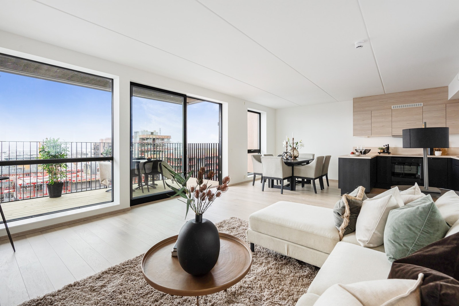 Stor og åpen stue-/kjøkkenløsning med god plass for både spisebord og sofahjørne. Galleribilde